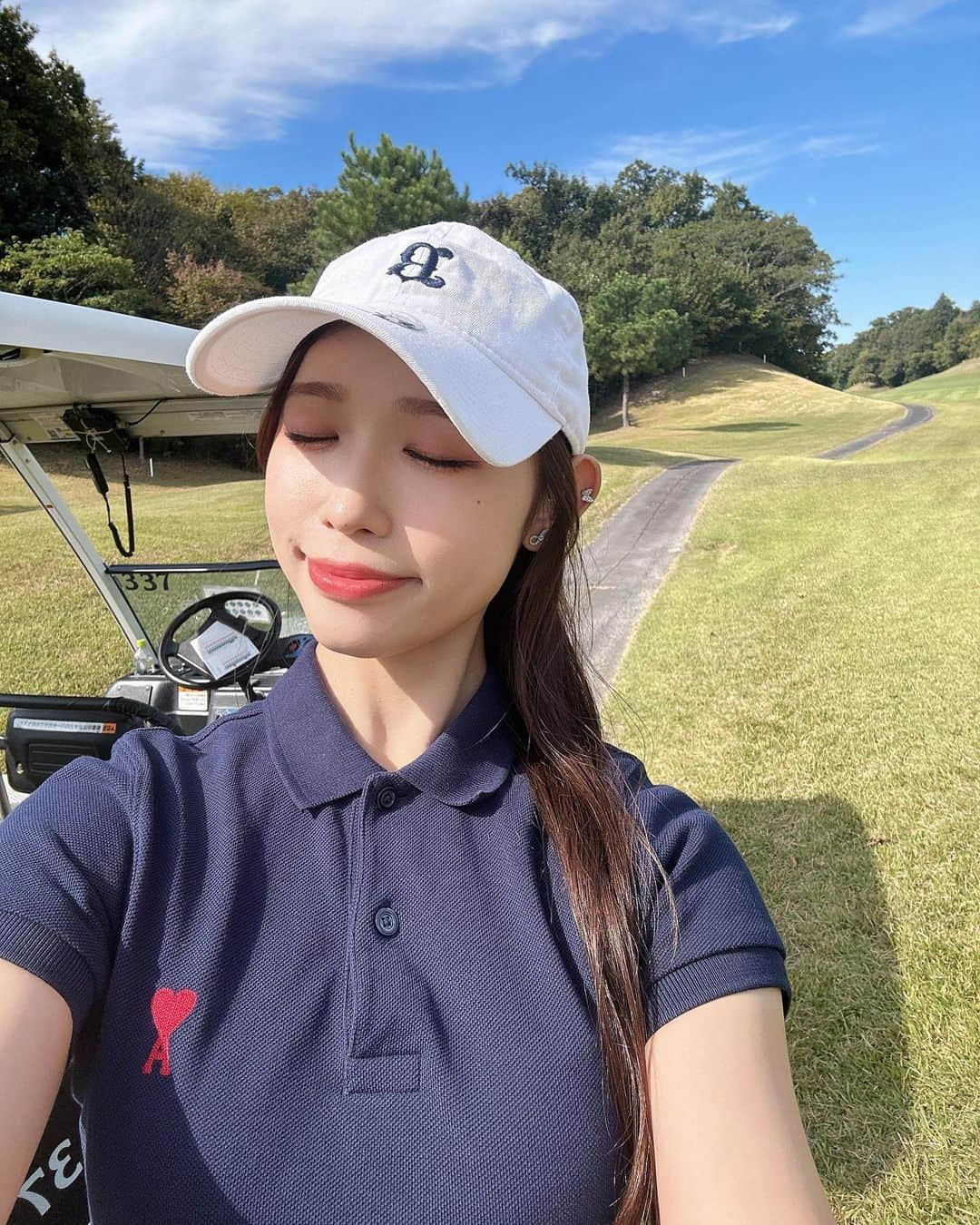 山本瑠香さんのインスタグラム写真 - (山本瑠香Instagram)「ゴルフコースデビュー⛳️🏌️‍♀️🌤️  FM大阪のコンペで 初めてコースに‼︎  ゴルフ未経験でコースまわるなんて みんなに驚愕されましたが (当たり前)…  一緒の組の方がみなさんお優しい方で 何から何まで教えてくださり助かりました 本当にありがとうございました🙇🏼‍♀️✨  後半に鬼下手くそな動画載せてます…笑 初心者なりに18ホールがんばりました😂 案の定、次の日全身筋肉痛で バッキバキでした🥲笑  練習してもっと上手になりたい って思いました✊🏻 . . . #ゴルフ #ゴルフ女子 #ゴルフウェア #ゴルフ場  #ゴルフ初心者 #ゴルフコーデ #瀬田ゴルフコース」10月30日 17時35分 - ruka_1010_team8