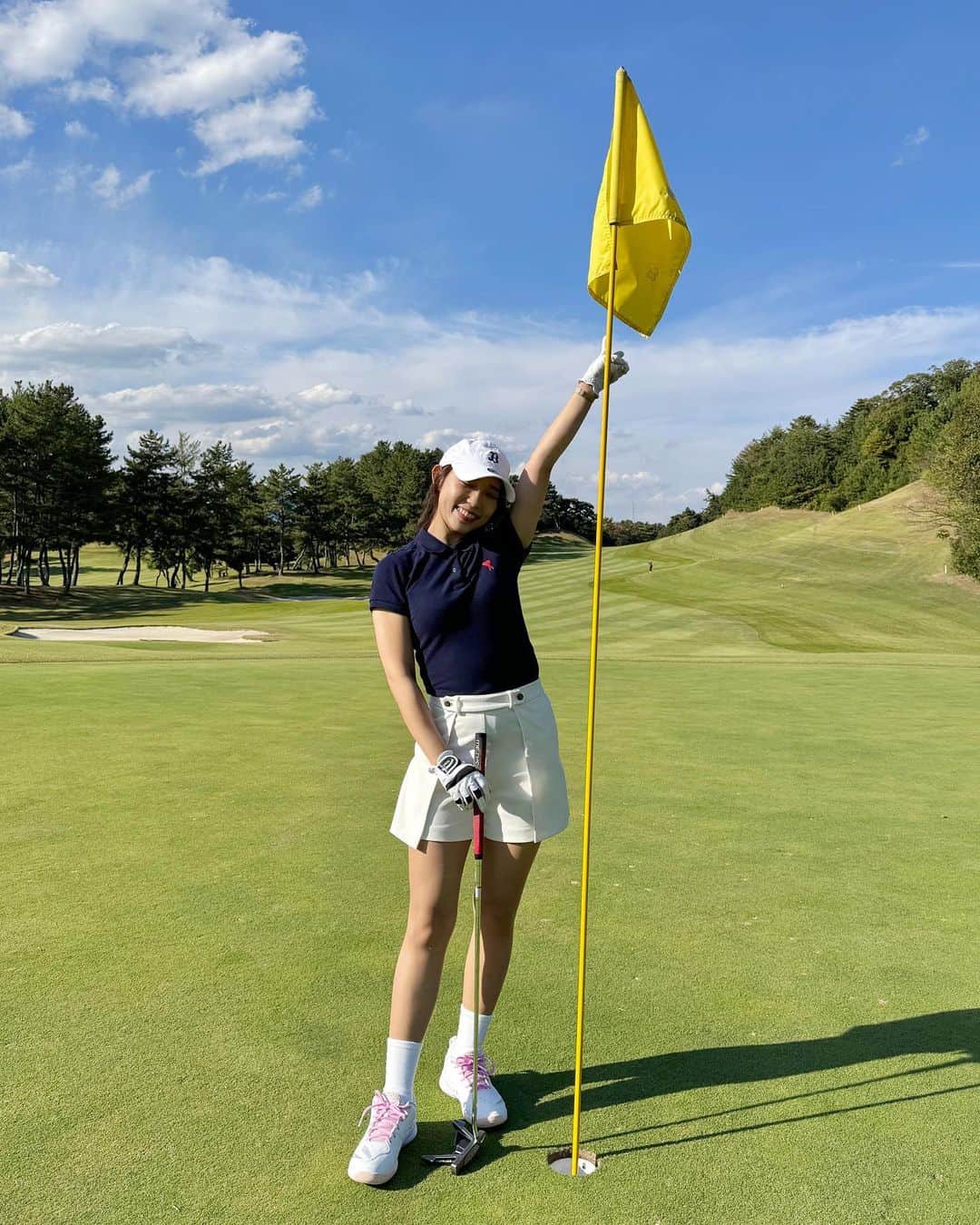 山本瑠香のインスタグラム：「ゴルフコースデビュー⛳️🏌️‍♀️🌤️  FM大阪のコンペで 初めてコースに‼︎  ゴルフ未経験でコースまわるなんて みんなに驚愕されましたが (当たり前)…  一緒の組の方がみなさんお優しい方で 何から何まで教えてくださり助かりました 本当にありがとうございました🙇🏼‍♀️✨  後半に鬼下手くそな動画載せてます…笑 初心者なりに18ホールがんばりました😂 案の定、次の日全身筋肉痛で バッキバキでした🥲笑  練習してもっと上手になりたい って思いました✊🏻 . . . #ゴルフ #ゴルフ女子 #ゴルフウェア #ゴルフ場  #ゴルフ初心者 #ゴルフコーデ #瀬田ゴルフコース」