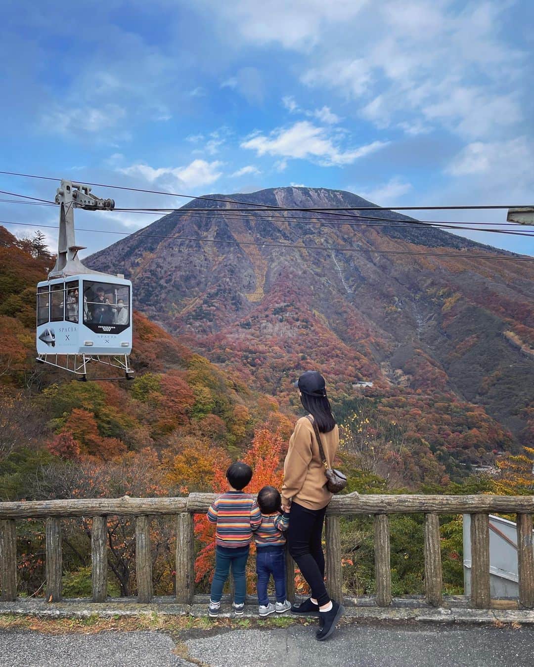 田中麻衣のインスタグラム：「感動するほどに、ただただ美しかった日光の紅葉。  渋滞にハマるのを避けたく、 早朝にホテルを出て明智平のロープウェイへ。 ロープウェイから見る景色もとーっても綺麗でした。  #紅葉　#日光の紅葉　#第三子妊娠中」