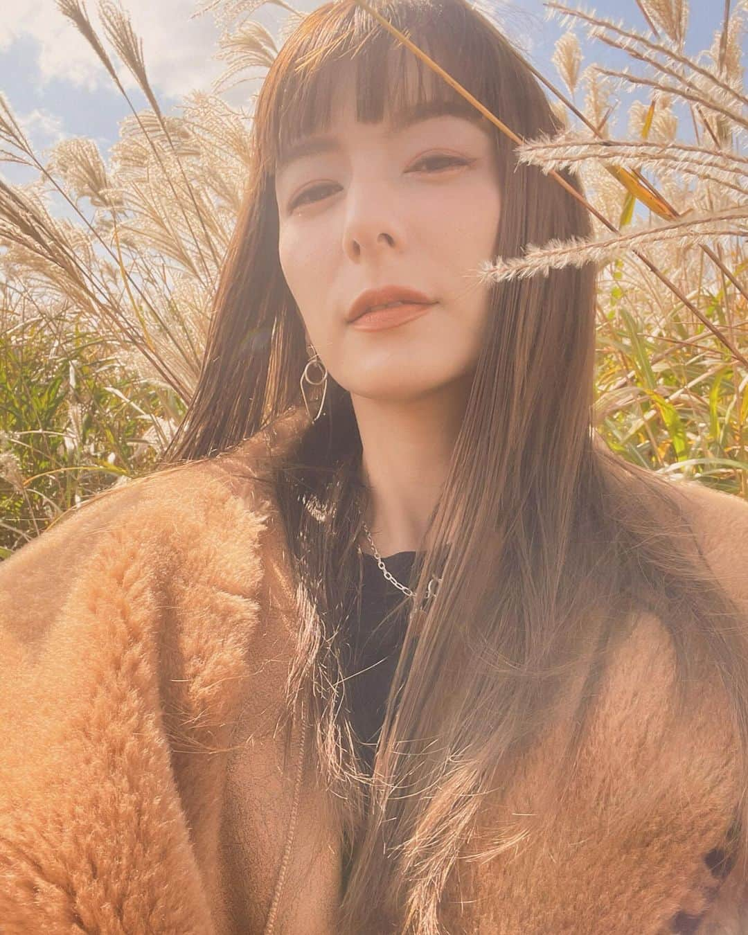 スザンヌさんのインスタグラム写真 - (スザンヌInstagram)「熊本の秋を感じるだいすきな場所🌾 #すすきの迷路   ススキの花言葉たくさんあるけど好きなのは 「生命力」「心が通じる」「悔いのない青春」  阿蘇の壮観な大草原を走る、ミルクロード。沿道のかぶと岩展望所のそばに、  期間限定で登場するすすきの迷路   大人の胸くらいまで伸びたススキを刈り払いして作られるこの迷路、 Aコース300m 、Bコース150mって２つあってね、 子供はもちろん、大人も童心に返って楽しめる遊び場🌾 ただ本気で迷子なるよ笑笑  野草も途中途中愛でながら、 迷路と一緒に自然散策も🪻 11月上旬くらいまでみたい。 無料で楽しめて最高！  写真撮るのにもおすすめの場所だよ〜  本気で迷路挑戦する時は、長袖長ズボンをおすすめします🙏☜（最近寒いから大丈夫か🙆‍♀️）  @fanfan_closet の🧥今年はこれにしたの♡ぬくぬくあったかい🐻  いい日だったなぁ🌞  #熊本旅行 #熊本 #kumamoto #aso #阿蘇 #ミルクロード #かぶと岩展望所展望台 #すすきの迷路」10月30日 17時37分 - suzanneeee1028