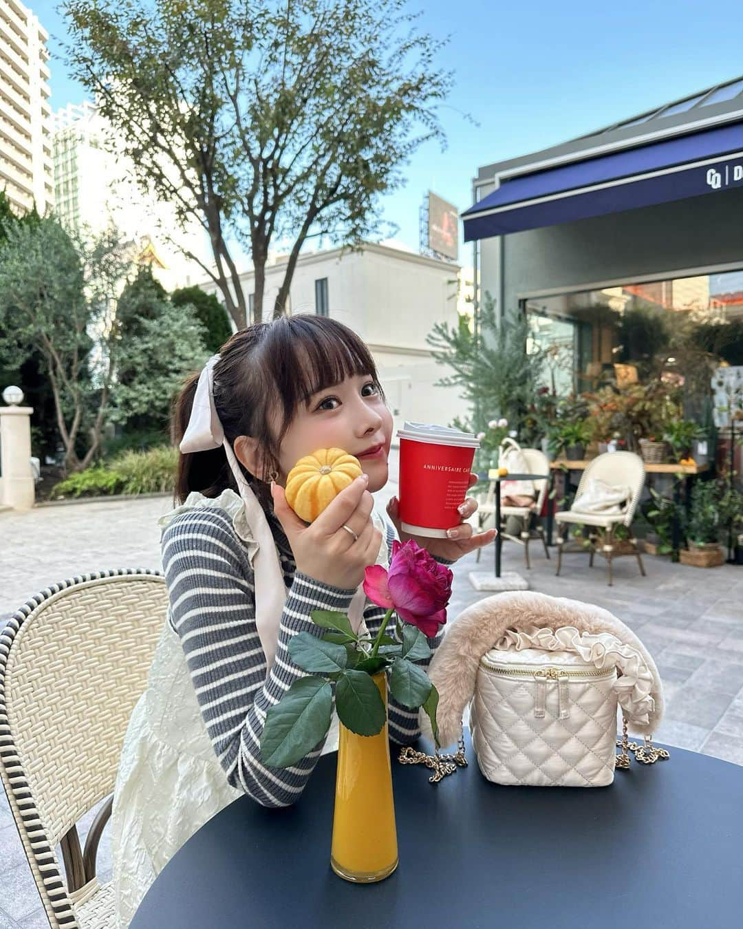 平松可奈子のインスタグラム：「ハロウィンモード🎃👻🤍  最近会う人会う人に痩せた！？ 顔小さくなった？？ って言ってもらえるのですが 地味にダイエット続けてるのと 最近したメンテナンスのお蔭かな？  @faceline_plus  2回目でした♡ˎˊ˗  スキンケアでも愛用している クリスティーナの製品を使っていて 肌がちゅるちゅるになるのと 顔まわりの凝りがほぐれて ハイフしたかの様な！ 即効性がすごいです❤︎ @hiii__sasaki  さんに 担当して頂いてます✨  もう一つは　@quinbelle_omotesando  こちらも即効性と疲れがとれる！ 痛みもなくぐっすり寝てしまいます💤  ピラティスを来年から始めたいなと思っているよ…！！ 食べ物とかも自炊にしたり 見直したいなあ😣🤍  あとさ、バニティバックかわいすぎ😚😚  #pr #メンテナンス　#quinbelle表参道  #facelineplusginza  #肌治療 #シュエラテ」