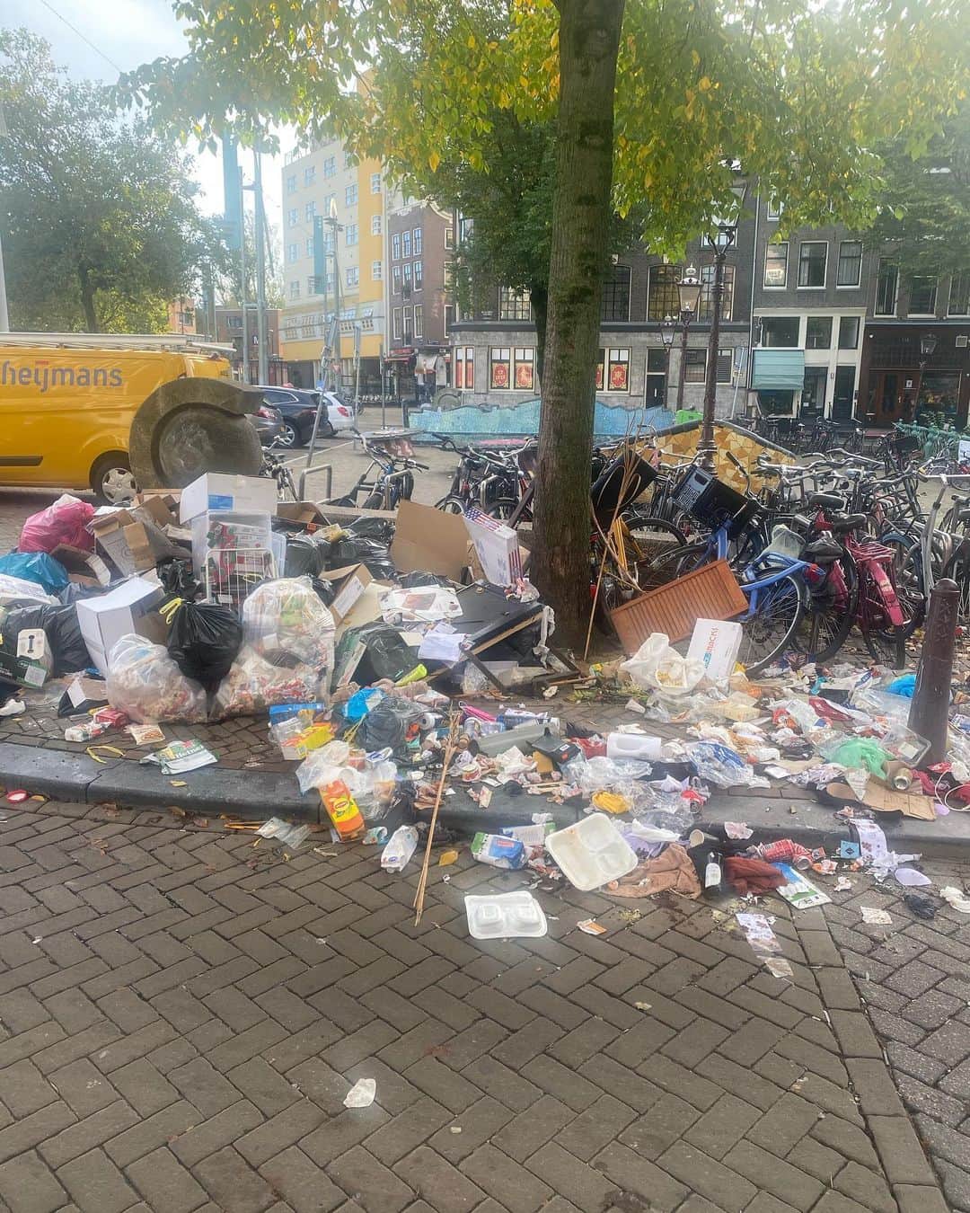 アムステルダム・タトゥー・ミュージアムのインスタグラム：「Groeten uit amsterdam@gemeenteamsterdam#handhaving#deelraadcentrum#nieuwmrkt#absoluteschande#amsterdamschaamje#vieserikken #vuilnis#rat#ongedierte」