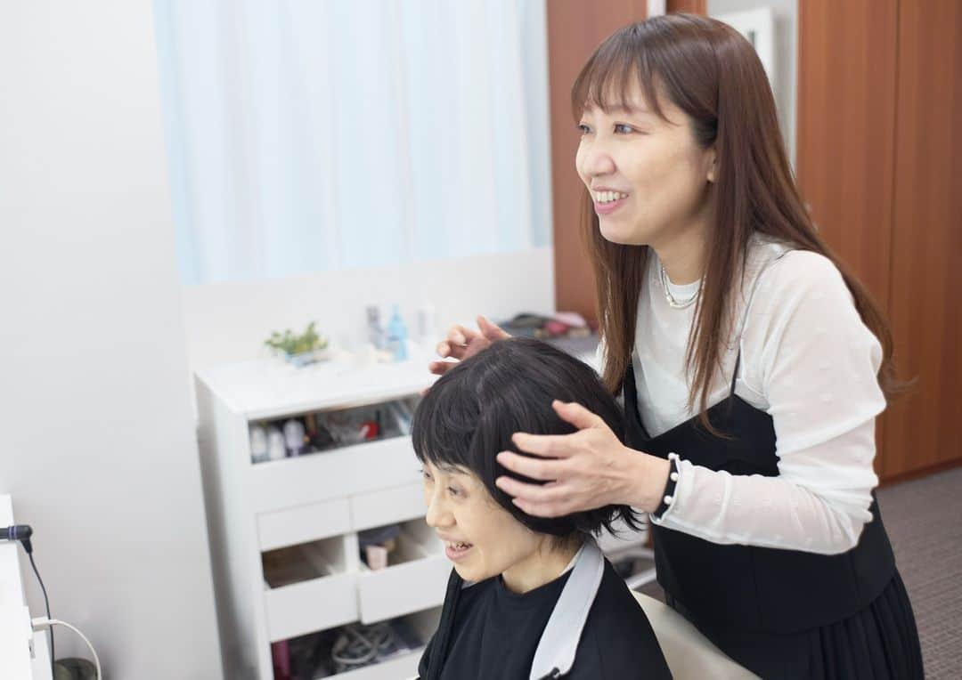 資生堂 Shiseido Group Shiseido Group Official Instagramさんのインスタグラム写真 - (資生堂 Shiseido Group Shiseido Group Official InstagramInstagram)「The Shiseido Life Quality Beauty Center offers private, reservation-only, free counseling sessions to individuals who have deep skin concerns. Our center staff provide easy-to-understand makeup techniques and guidance, but since August 2023, every fourth Monday of the month, we have been introducing a new Hair & Wig Counseling Service (program) by top Shiseido hair and makeup artist Yoshiko Jinguji in addition to our conventional makeup recommendations. By providing hair and wig option advice for hair loss, which is a top concern for cancer patients, we intend to expand our line of beauty consultation. During the 90-minute program, we provide personalized advice tailored to each participant’s concerns, including advise on hair care and styles for natural hair, suggestions using the wigs and accessories brought in by the participants, tips for wearing wigs, the opportunity to try on medical wigs called "wig+" (wig plus), and proposals for fashionable styles incorporating bandanas and hats to enhance the attractiveness of the participants. 【Shiseido Life Quality Makeup】 https://corp.shiseido.com/slqm/en/ 資生堂 ライフクオリティー ビューティーセンターでは、完全予約制でプライバシーが保たれた空間で、肌の深いお悩みを持つ方のためにセンターのスタッフがメイクアップ方法を分かりやすくお伝えする個別カウンセリングを無料で行っています。 従来のメイク提案に加え、2023 年 8 月より毎月第 4 月曜日、資生堂トップヘアメイクアップアーティストの神宮司芳子によるヘア＆ウィッグカウンセリングの新サービスを開始しました。がん患者さんの外見悩みのトップである脱毛に対するヘア＆ウィッグのアドバイスを導入することで、美容提案領域を拡大します。 90分間のプログラムでは、お悩みに合わせて個別に、地毛のヘアケア＆ヘアスタイルのアドバイス、お客さまが持参いただいたウィッグや小物でのご提案、ウィッグ装着のポイント、医療用ウィッグ「wig＋（ウィッグプラス）」のご試着、バンダナや帽子を活かしたオシャレスタイルのご提案など、参加者をより魅力的に見せるご提案を行います。 資生堂は、これまでの知見や経験を発展させ、美の力が、心身の満足（Mental and Physical well-being）だけでなく、社会的な満足（Social well-being）にも寄与することを発信していきます。それととともに、さまざまな活動を通じて、誰もが自分らしい一歩を踏み出せる社会を実現し、同時に多様な美を提供するビューティーカンパニーとして、「美しさ」に関する無意識の思い込みや偏見を払拭し、個々の美しさに共鳴しあえる世界を目指します。 ＜資生堂 ライフクオリティー メイクアップとは＞ 1956年、戦禍によるやけど跡で苦しむ方へのメイクアップ製品を日本で初めて発売したことが活動の始まりです。「資生堂 ライフクオリティー メイクアップ」は、生まれつきのあざ、やけど跡、がん治療の副作用による外見ケア研究、美容情報の発信や専用製品の開発を行っています。現在では4つの国と地域（日本、中国、シンガポール、台湾）で専用施設である「資生堂 ライフクオリティー ビューティーセンター」を拠点に展開しています。 【資生堂 ライフクオリティー ビューティーセンター 予約サイト】 https://corp.shiseido.com/slqm/jp/information/information_230928_1.html 【医療用ウィッグ「wig+」（ウィッグプラス）】 https://www.jhdacsalon.com/wigplus/ #shiseidolifequalitymakeup」10月30日 17時48分 - shiseido_corp