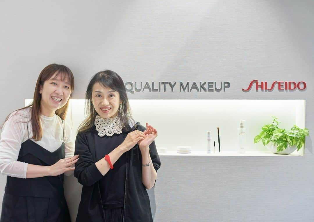 資生堂 Shiseido Group Shiseido Group Official Instagramさんのインスタグラム写真 - (資生堂 Shiseido Group Shiseido Group Official InstagramInstagram)「The Shiseido Life Quality Beauty Center offers private, reservation-only, free counseling sessions to individuals who have deep skin concerns. Our center staff provide easy-to-understand makeup techniques and guidance, but since August 2023, every fourth Monday of the month, we have been introducing a new Hair & Wig Counseling Service (program) by top Shiseido hair and makeup artist Yoshiko Jinguji in addition to our conventional makeup recommendations. By providing hair and wig option advice for hair loss, which is a top concern for cancer patients, we intend to expand our line of beauty consultation. During the 90-minute program, we provide personalized advice tailored to each participant’s concerns, including advise on hair care and styles for natural hair, suggestions using the wigs and accessories brought in by the participants, tips for wearing wigs, the opportunity to try on medical wigs called "wig+" (wig plus), and proposals for fashionable styles incorporating bandanas and hats to enhance the attractiveness of the participants. 【Shiseido Life Quality Makeup】 https://corp.shiseido.com/slqm/en/ 資生堂 ライフクオリティー ビューティーセンターでは、完全予約制でプライバシーが保たれた空間で、肌の深いお悩みを持つ方のためにセンターのスタッフがメイクアップ方法を分かりやすくお伝えする個別カウンセリングを無料で行っています。 従来のメイク提案に加え、2023 年 8 月より毎月第 4 月曜日、資生堂トップヘアメイクアップアーティストの神宮司芳子によるヘア＆ウィッグカウンセリングの新サービスを開始しました。がん患者さんの外見悩みのトップである脱毛に対するヘア＆ウィッグのアドバイスを導入することで、美容提案領域を拡大します。 90分間のプログラムでは、お悩みに合わせて個別に、地毛のヘアケア＆ヘアスタイルのアドバイス、お客さまが持参いただいたウィッグや小物でのご提案、ウィッグ装着のポイント、医療用ウィッグ「wig＋（ウィッグプラス）」のご試着、バンダナや帽子を活かしたオシャレスタイルのご提案など、参加者をより魅力的に見せるご提案を行います。 資生堂は、これまでの知見や経験を発展させ、美の力が、心身の満足（Mental and Physical well-being）だけでなく、社会的な満足（Social well-being）にも寄与することを発信していきます。それととともに、さまざまな活動を通じて、誰もが自分らしい一歩を踏み出せる社会を実現し、同時に多様な美を提供するビューティーカンパニーとして、「美しさ」に関する無意識の思い込みや偏見を払拭し、個々の美しさに共鳴しあえる世界を目指します。 ＜資生堂 ライフクオリティー メイクアップとは＞ 1956年、戦禍によるやけど跡で苦しむ方へのメイクアップ製品を日本で初めて発売したことが活動の始まりです。「資生堂 ライフクオリティー メイクアップ」は、生まれつきのあざ、やけど跡、がん治療の副作用による外見ケア研究、美容情報の発信や専用製品の開発を行っています。現在では4つの国と地域（日本、中国、シンガポール、台湾）で専用施設である「資生堂 ライフクオリティー ビューティーセンター」を拠点に展開しています。 【資生堂 ライフクオリティー ビューティーセンター 予約サイト】 https://corp.shiseido.com/slqm/jp/information/information_230928_1.html 【医療用ウィッグ「wig+」（ウィッグプラス）】 https://www.jhdacsalon.com/wigplus/ #shiseidolifequalitymakeup」10月30日 17時48分 - shiseido_corp