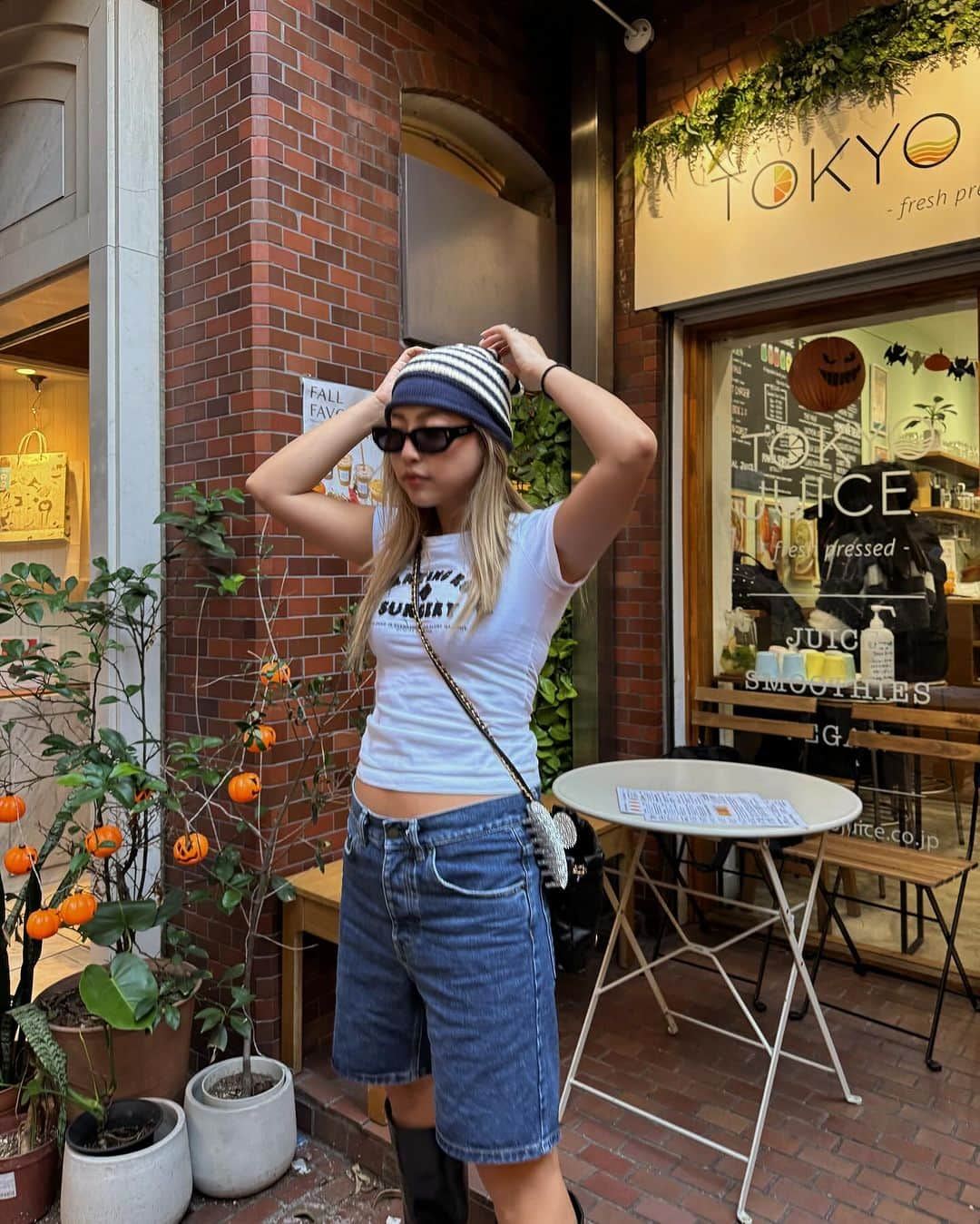 植野有砂さんのインスタグラム写真 - (植野有砂Instagram)「mixing the long boots with summer clothes 👢🤎🌀 夏服にとりあえずブーツ履いておけば秋っぽいかしら🤎」10月30日 17時49分 - alisaueno