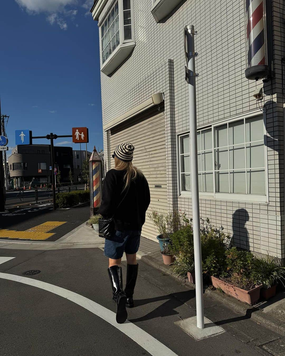 植野有砂さんのインスタグラム写真 - (植野有砂Instagram)「mixing the long boots with summer clothes 👢🤎🌀 夏服にとりあえずブーツ履いておけば秋っぽいかしら🤎」10月30日 17時49分 - alisaueno