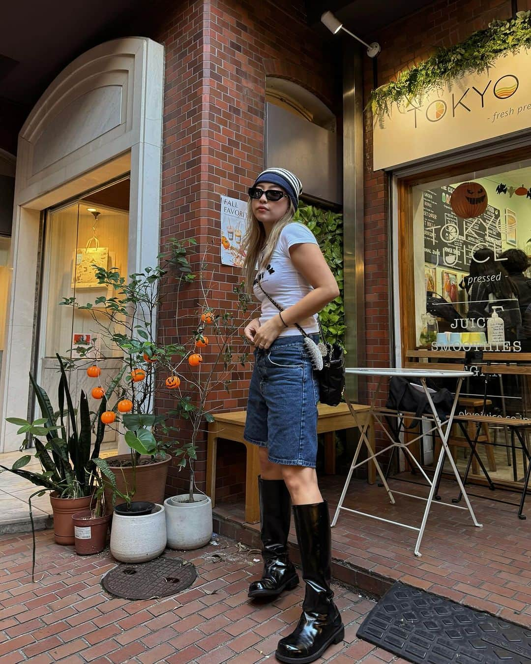 植野有砂さんのインスタグラム写真 - (植野有砂Instagram)「mixing the long boots with summer clothes 👢🤎🌀 夏服にとりあえずブーツ履いておけば秋っぽいかしら🤎」10月30日 17時49分 - alisaueno