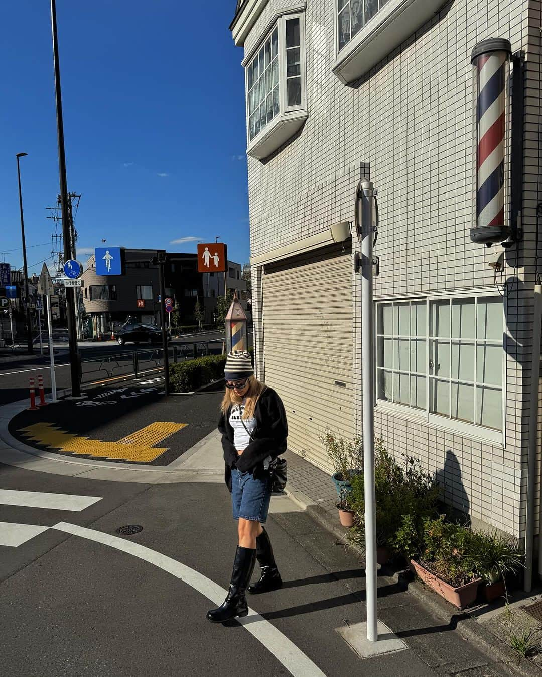 植野有砂さんのインスタグラム写真 - (植野有砂Instagram)「mixing the long boots with summer clothes 👢🤎🌀 夏服にとりあえずブーツ履いておけば秋っぽいかしら🤎」10月30日 17時49分 - alisaueno