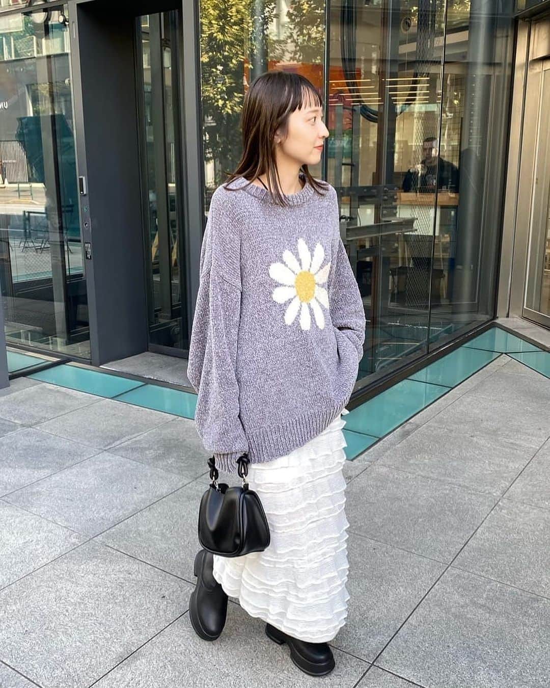 カスタネさんのインスタグラム写真 - (カスタネInstagram)「【staff snap】  ＼ 人気No.1ボトム ／ ▪︎カットフリルIラインスカート ¥8,690（税込） color : ivory , black  小さめなフリルが程よい甘さのカットスカート。 スッキリとしたIラインシルエットで 落ち着きある雰囲気のフリルスカートです。 ウエストはゴムで、生地全体に ストレッチが効いていて楽に着脱が可能。 いつものボトムを変えるだけで コーディネートが華やかになる一枚です。  ㅤㅤㅤㅤㅤㅤㅤㅤㅤㅤㅤㅤㅤ 全店舗・オンラインストアにて発売中。  ________________________  10/19(木)〜10/31(火) パルクロウィーク開催！ (店舗は10/30まで)  各店舗・PALCLOSETオンラインストアにて 半年に一度のお客様感謝フェアを開催いたします。  期間中、お店とPALCLOSETで 1回ずつ使える¥1,000クーポンを配布中！  ________________________  #Kastane #Kastane_2023aw #フリルスカート #ロングスカート」10月30日 17時49分 - kastane_