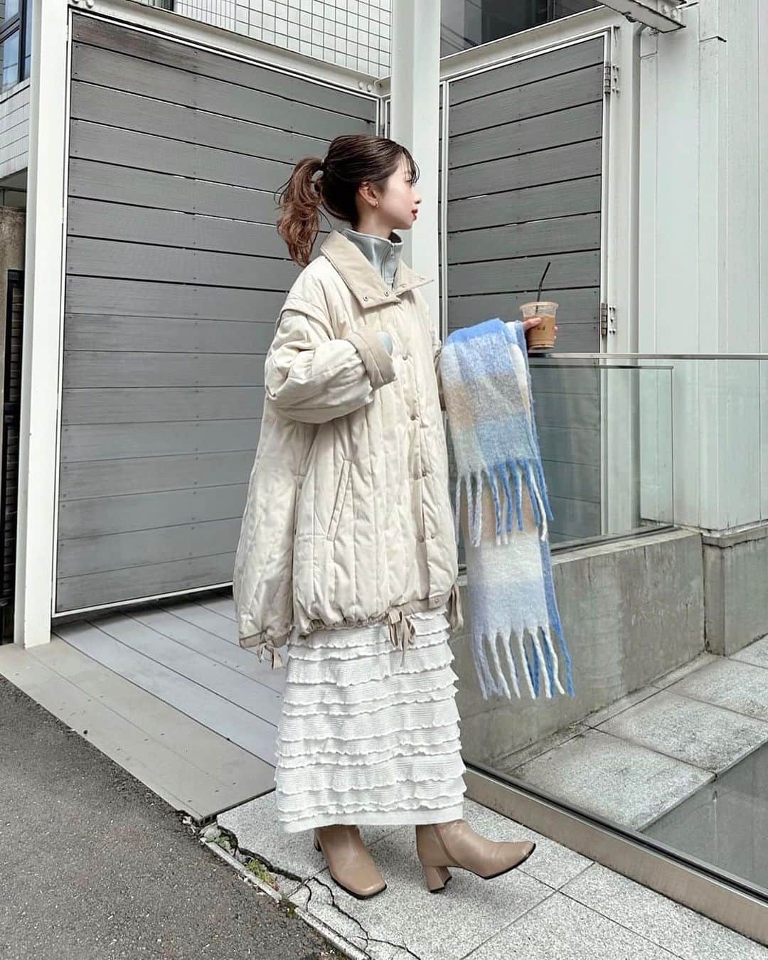 カスタネさんのインスタグラム写真 - (カスタネInstagram)「【staff snap】  ＼ 人気No.1ボトム ／ ▪︎カットフリルIラインスカート ¥8,690（税込） color : ivory , black  小さめなフリルが程よい甘さのカットスカート。 スッキリとしたIラインシルエットで 落ち着きある雰囲気のフリルスカートです。 ウエストはゴムで、生地全体に ストレッチが効いていて楽に着脱が可能。 いつものボトムを変えるだけで コーディネートが華やかになる一枚です。  ㅤㅤㅤㅤㅤㅤㅤㅤㅤㅤㅤㅤㅤ 全店舗・オンラインストアにて発売中。  ________________________  10/19(木)〜10/31(火) パルクロウィーク開催！ (店舗は10/30まで)  各店舗・PALCLOSETオンラインストアにて 半年に一度のお客様感謝フェアを開催いたします。  期間中、お店とPALCLOSETで 1回ずつ使える¥1,000クーポンを配布中！  ________________________  #Kastane #Kastane_2023aw #フリルスカート #ロングスカート」10月30日 17時49分 - kastane_