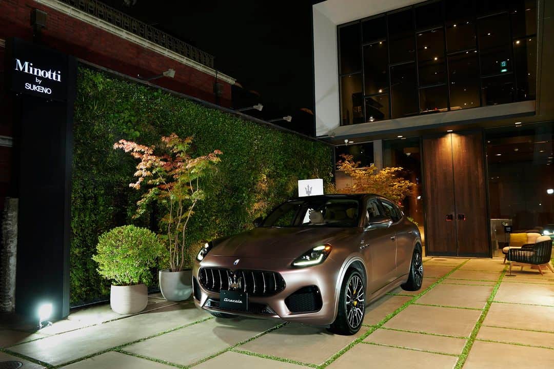 Maserati Japan | マセラティ ジャパンのインスタグラム：「現在開催中のELLE DECOR DESIGN WALK 2023でグレカーレ をMinotti青山にて展示中。イタリアンラグジュアリーを体現するタイムレスな家具とクルマのコラボーレ―ションをお楽しみください。展示は11月3日まで。   詳しくはこちら https://www.maserati.com/jp/ja/news/elle-decor-design-walk-2023  Photo: SHUHEI SHINE    #maserati #マセラティ #elledecorwalk #grecale」