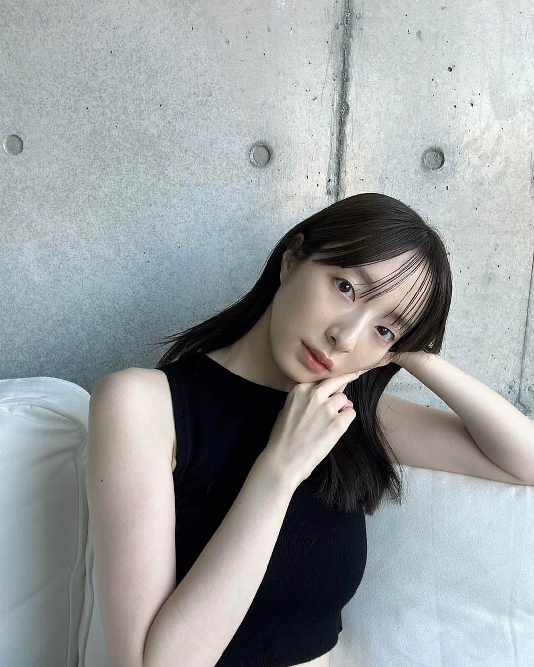 佐藤さきのインスタグラム：「敏感肌向けの cresc. by ASTALIFT を試してみました〜​ さっと肌に馴染んでスムースな仕上がりに。​ ベタベタしてないのにしっとり感が感じられて 肌の調子がいい気がします◎ ​ 乾燥よりの肌なので２STEPでこのしっとり感が得られるのは​助かる〜。​ アルコールフリーでセラミド*も配合されてる ​ ので敏感肌と乾燥肌の方におすすめ🐱 ​  ※すっぴんなので眠そうな顔になっております。笑​  *セラミドEOP、セラミドNP、セラミドAP(整肌成分) ​  @cresc_jp #PR #クレスク #crescbyASTALIFT #きまぐれ敏感肌」