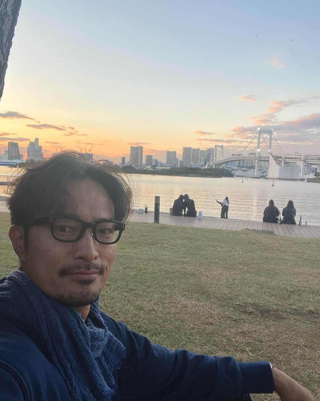 前川泰之さんのインスタグラム写真 - (前川泰之Instagram)「次の仕事までの時間潰しで、、  車停められるところがお台場しかなく、一人ビーチへ来てみれば、、  youthとloversの時間帯、、😓 おじさんはひっそりと景色なぞ眺めてみたり。  でもこの景色は僕が思う『ザ・東京』の景色。特に海外から帰国した時なんかは、『あー、帰ってきたなぁ』と思う。  今はこんなにお洒落タウン(表現💦)になったけど、僕が子供の頃はまだ岩場でハゼ釣りなんか出来たっけ😌  小一時間の滞在で刻々と景色が変わっていきました✨  さて、もうひと頑張りしてきます👍🏻👍🏻  #暇つぶし　#東京百景　#懐かしの景色 #お台場」10月30日 17時43分 - maekawa_yasuyuki_official