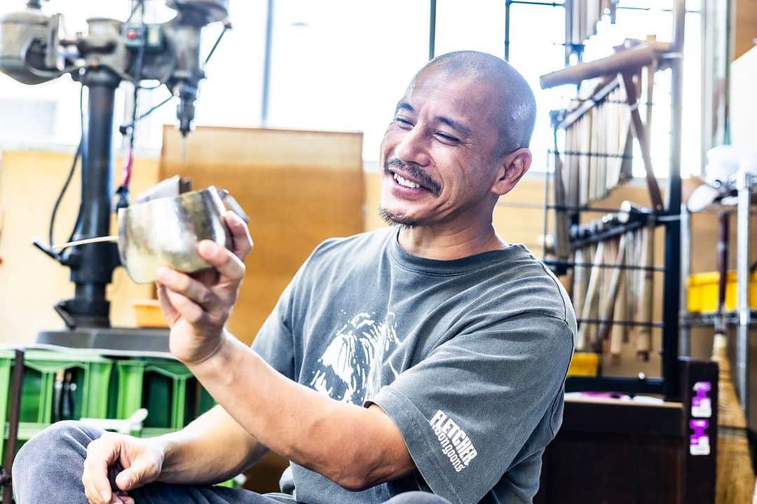 近藤岳登さんのインスタグラム写真 - (近藤岳登Instagram)「富貴堂　  @fuukidou   2日目  銅を叩くと必ずシワができます。  富貴堂のサーバーの「口」は、銅を叩く過程でできるシワをひとつだけ残します。わざと口の部分だけを作るのではなく、自然にできるシワを残して口にしていくため、見た目の美しさ、角度などがとても自然で、何より水切れが凄いです。注ぎ口から水漏れすることは絶対にありません。キレキレです。  Special thanks Photo by @moo_ochan」10月30日 17時43分 - gakuto_kondo