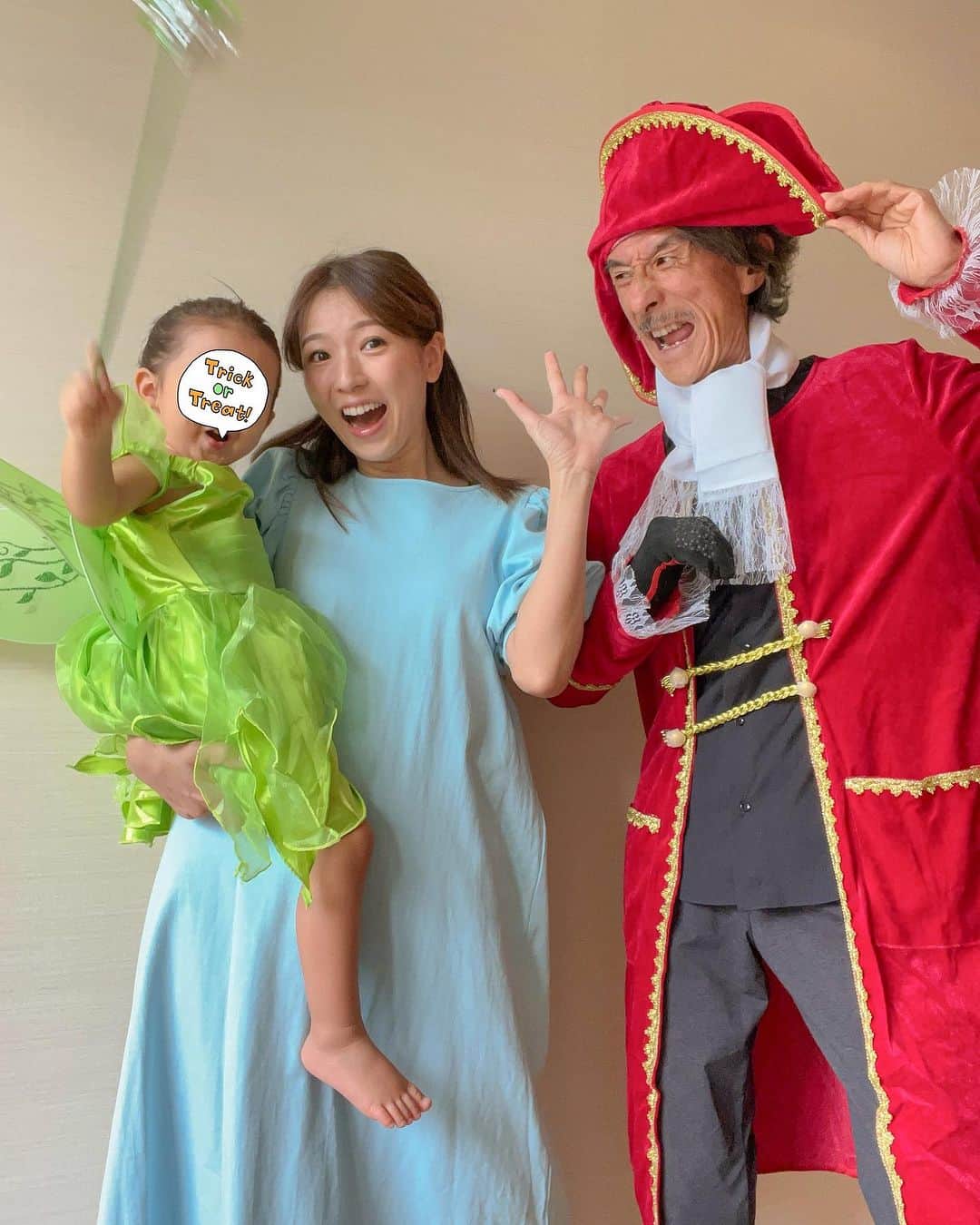 林弓束さんのインスタグラム写真 - (林弓束Instagram)「. 毎年恒例のじーやとのハロウィンも ピーターパンで🧚 なんか今までで一番ふつうな感じ笑笑 . ラスト4枚は4年間を振り返ってみました。笑 やっぱり初年度の坊が優勝だね🏆笑 . じーやは、もはや半分顔出てなかった。笑 だれでもいいやん笑 . . . . . #孫ハロウィン #ハロウィン仮装 #家族ハロウィン #親子ハロウィン #ハロウィン親子 #祖父と孫 #ピーターパン仮装 #ピーターパン不在 #ティンカーベル #ウェンディ #フック船長 #3歳女の子 #女の子ママ  #2020年5月生まれ  #ママと娘 #母娘」10月30日 17時44分 - hayashiyuzuka