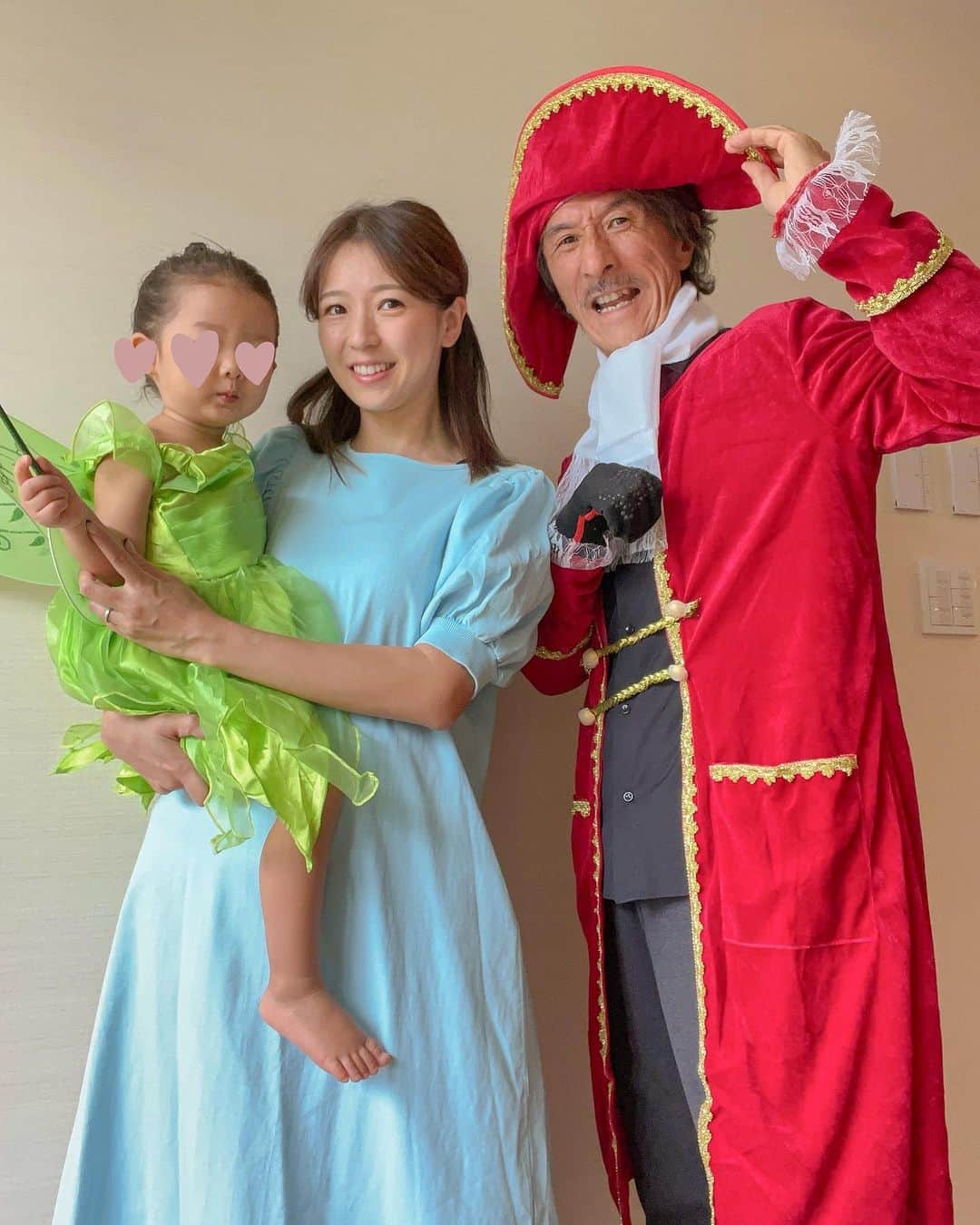 林弓束さんのインスタグラム写真 - (林弓束Instagram)「. 毎年恒例のじーやとのハロウィンも ピーターパンで🧚 なんか今までで一番ふつうな感じ笑笑 . ラスト4枚は4年間を振り返ってみました。笑 やっぱり初年度の坊が優勝だね🏆笑 . じーやは、もはや半分顔出てなかった。笑 だれでもいいやん笑 . . . . . #孫ハロウィン #ハロウィン仮装 #家族ハロウィン #親子ハロウィン #ハロウィン親子 #祖父と孫 #ピーターパン仮装 #ピーターパン不在 #ティンカーベル #ウェンディ #フック船長 #3歳女の子 #女の子ママ  #2020年5月生まれ  #ママと娘 #母娘」10月30日 17時44分 - hayashiyuzuka