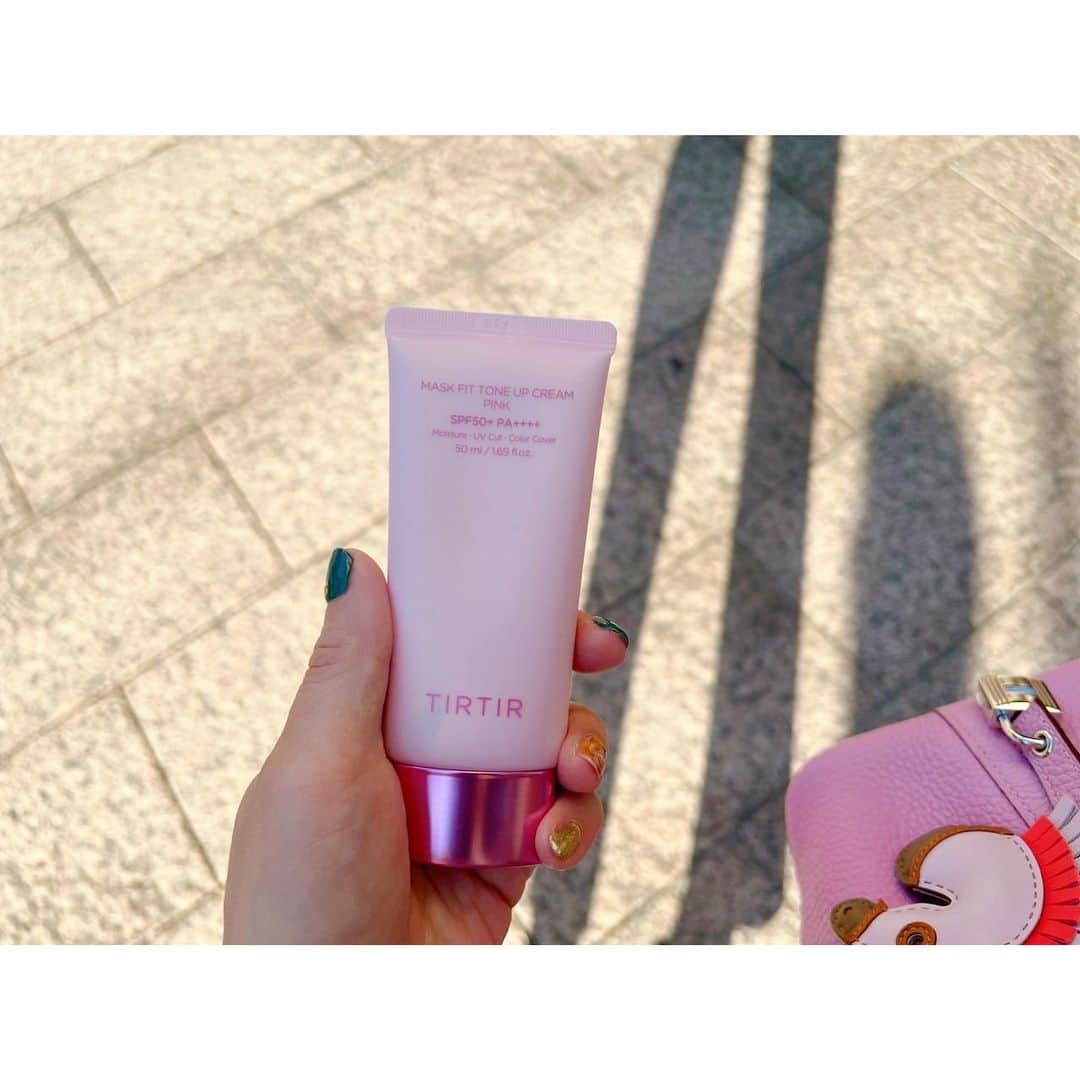 徳山沙季さんのインスタグラム写真 - (徳山沙季Instagram)「. 大注目のTIRTIRで人気商品だったMASK FIT  TONEUP ESSENSEから新発売の マスクフィットトーンアップクリーム ピンクを使ってみましたꕤ これ一本でお肌のカラーコントロールができちゃいます！ すっぴん風メイクの日もしっかりメイクの日も使えます𓇼 . 私が使っているピンクは溶け込む保湿クリームにピンクパウダーが加わっているので血色不足の日でも、明るい血色を与えてくれて お肌もトーンアップ⤻ 保湿力にも満足していて、乾燥も乗り切れそうです⡱ . . @tirtir_jp_official  #TIRTIR #PR #トーンアップクリーム #化粧下地 #ファンデフリー  #カラーベース  #トーンアップ日焼け止め  #ナチュラルメイク #ブラーカバー #保湿カバー #ピンクトーンアップ」10月30日 17時44分 - saki.whitesnow