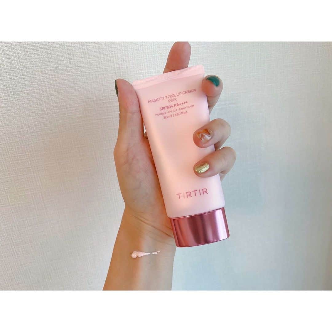 徳山沙季さんのインスタグラム写真 - (徳山沙季Instagram)「. 大注目のTIRTIRで人気商品だったMASK FIT  TONEUP ESSENSEから新発売の マスクフィットトーンアップクリーム ピンクを使ってみましたꕤ これ一本でお肌のカラーコントロールができちゃいます！ すっぴん風メイクの日もしっかりメイクの日も使えます𓇼 . 私が使っているピンクは溶け込む保湿クリームにピンクパウダーが加わっているので血色不足の日でも、明るい血色を与えてくれて お肌もトーンアップ⤻ 保湿力にも満足していて、乾燥も乗り切れそうです⡱ . . @tirtir_jp_official  #TIRTIR #PR #トーンアップクリーム #化粧下地 #ファンデフリー  #カラーベース  #トーンアップ日焼け止め  #ナチュラルメイク #ブラーカバー #保湿カバー #ピンクトーンアップ」10月30日 17時44分 - saki.whitesnow
