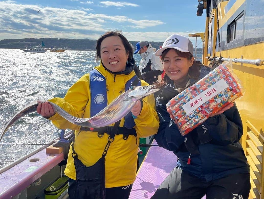 晴山由梨さんのインスタグラム写真 - (晴山由梨Instagram)「東京湾テンヤタチウオパーティー🎉  東京湾奥の7つの船宿さんから出港して、 タチウオの長寸を競うイベント🔥 私もつり幸さんの乗船スタッフ&MCとして参加してきました！  なかなかのバッドコンディションでしたが、 ご参加いただいた皆様ありがとうございました😊  #東京湾 #タチウオ #太刀魚 #タチウオ釣り #船釣り #沖釣り #テンヤタチウオ #テンヤタチウオ東京湾 #釣り大会 #タチウオ大会 #東京湾テンヤタチウオパーティー #daiwa」10月30日 17時49分 - hareyama_yuri