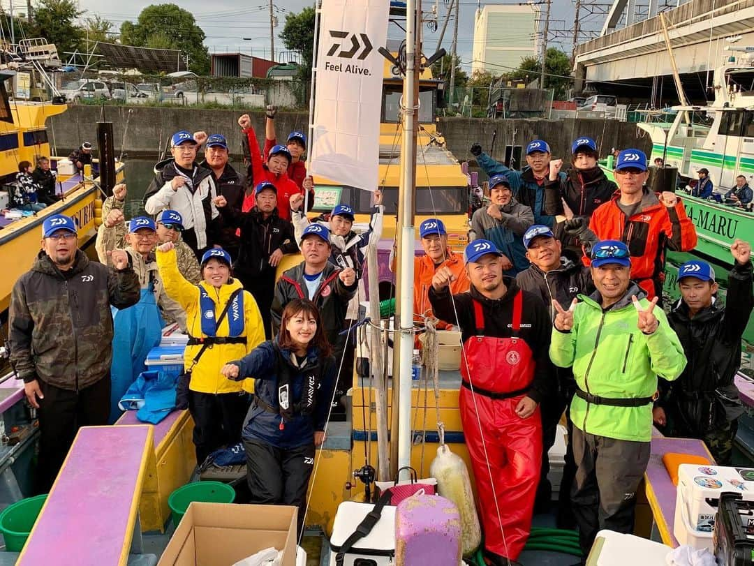 晴山由梨のインスタグラム：「東京湾テンヤタチウオパーティー🎉  東京湾奥の7つの船宿さんから出港して、 タチウオの長寸を競うイベント🔥 私もつり幸さんの乗船スタッフ&MCとして参加してきました！  なかなかのバッドコンディションでしたが、 ご参加いただいた皆様ありがとうございました😊  #東京湾 #タチウオ #太刀魚 #タチウオ釣り #船釣り #沖釣り #テンヤタチウオ #テンヤタチウオ東京湾 #釣り大会 #タチウオ大会 #東京湾テンヤタチウオパーティー #daiwa」