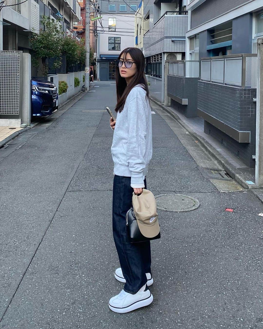 のインスタグラム：「昨日はラフにスウェット  tops @uniqlo_jp  denim @ungrid_official  sneaker @onitsukatigerjp   #ラフコーデ #スウェットコーデ  #コーデ #プチプラコーデ  #ユニクロきれいめ部 #ユニクロコーデ  #デニムコーデ #カジュアルコーデ  #ootd #ootdfashion」