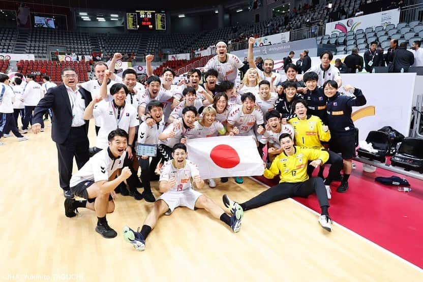 日本オリンピック委員会のインスタグラム：「NICE SHOT📸ˎˊ˗  #ハンドボール パリ2024オリンピック男子アジア予選より  #パリ2024 出場権獲得決定🎊✨ 決勝ではバーレーンに競り勝ち、36年ぶりに自力でのオリンピック出場を決めました👏  #RoadToParis2024  #TEAMJAPAN #がんばれニッポン」