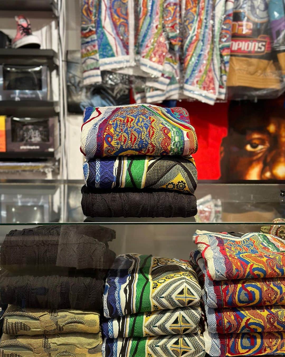 GROW AROUNDのインスタグラム：「#growaroundnewarrivals  COOGI CLASSIC CREWNECK KNIT NOTORIOUS B.I.Gの着用によってHIPHOPのアイコンとなっているCOOGI。 未だに様々なアーティストやSUPREME, PATTAなどのコラボしたり未だに話題が絶えません。 写真2枚目のようにNYのセレクトショップでは未だに様々なカラーが並んでいます。 今回は久々にNOTORIOUS B.I.Gが着用していたOGカラーを中心にCREW,HOODIEやSWEATが入荷致しました。 MULTIカラー以外にもシンプルなBLACKもございます。 KNITにはペン型の修復ツールが付いています。」