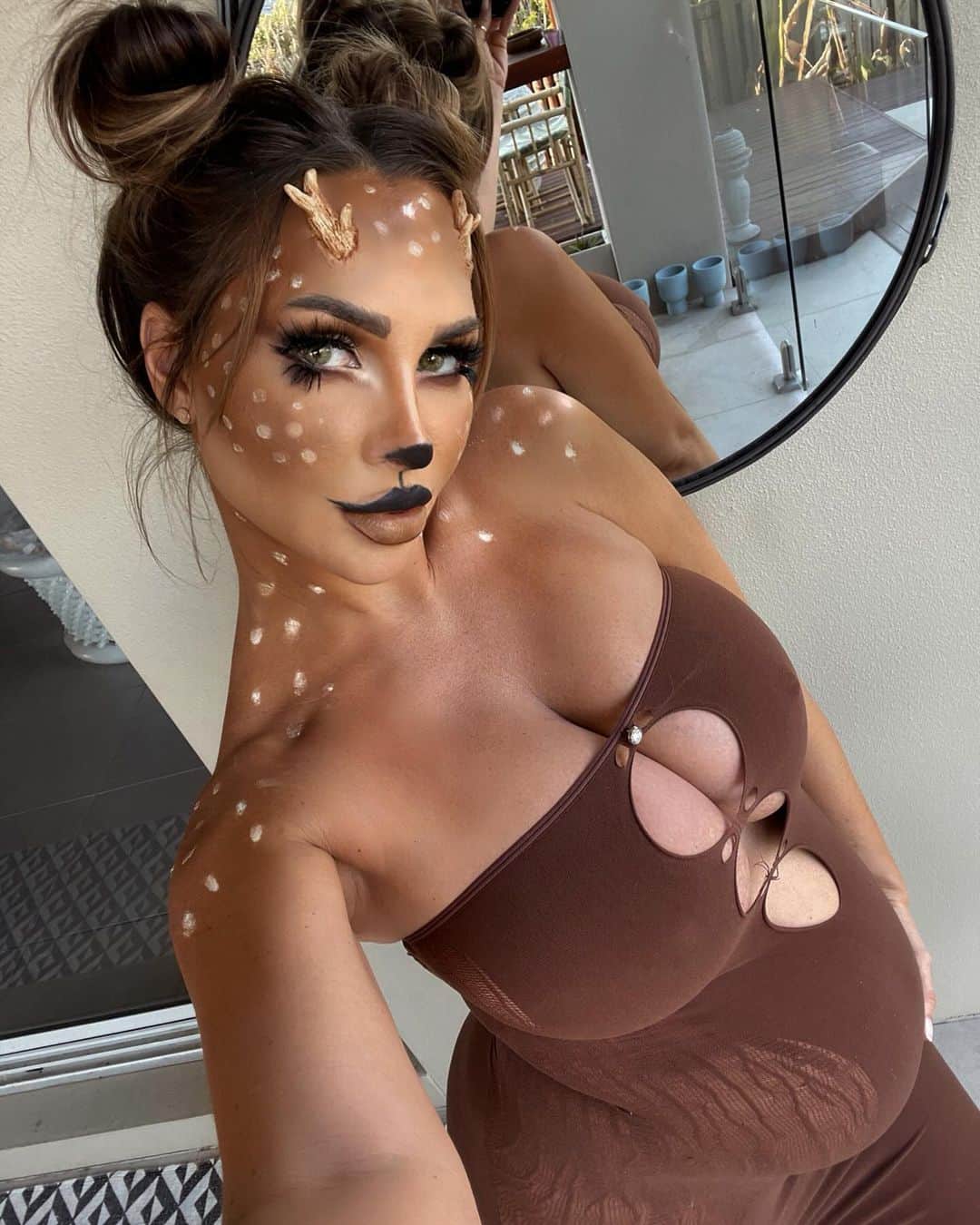 Rosanna Arkleのインスタグラム：「Cute lil’ throw together halloween look for lil pep’ and I.. I wasn’t going to dress up this year but then I was like hold up.. How often are you preggers on Halloween 🤷🏼‍♀️🎃🦌 #HappyHalloween #DeerMakeup」