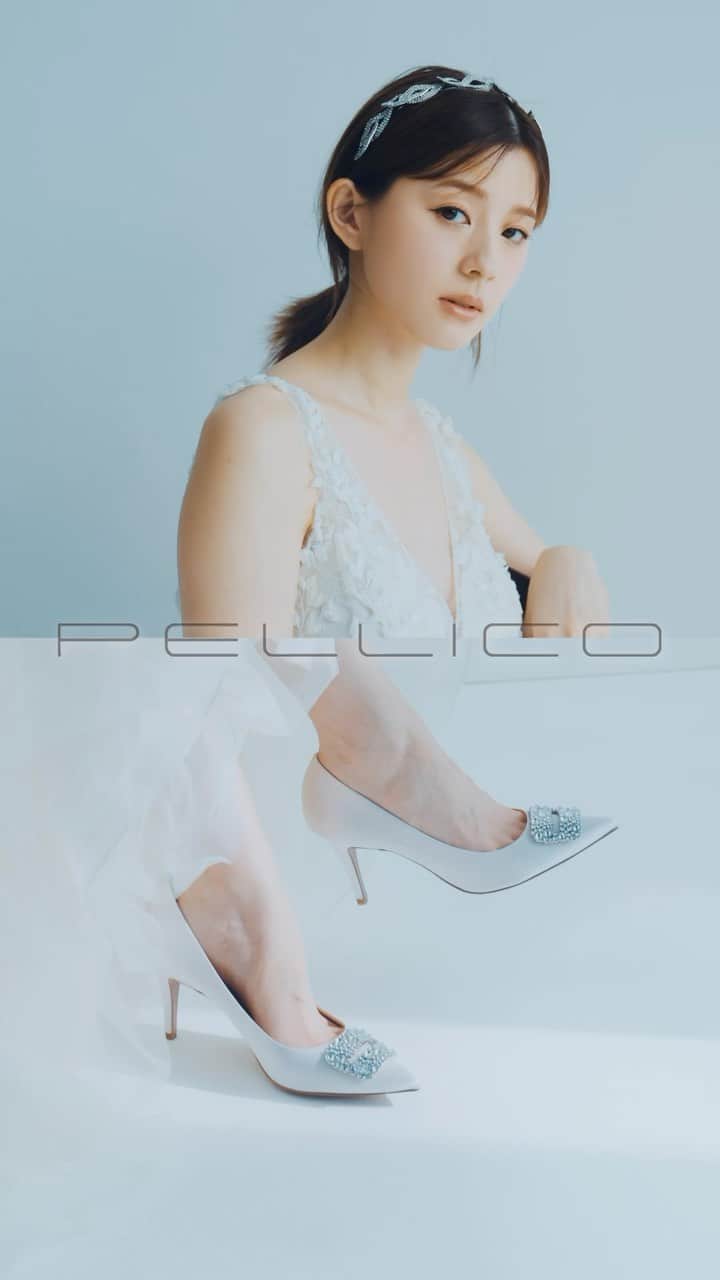 PELLICO Japan Officialのインスタグラム：「Oggi12月号で朝比奈 彩さんが纏う “Eternity Colletion(エタニティ コレクション)”。   多幸感に溢れ、特別な日に寄り添う 新たなコレクションです。   イタリア語で「指輪」を意味する アイコンモデルの"ANELLI（アネッリ）"をベースとした 可憐なラインナップで足元を彩ります。   PELLICOの代表的な木型“ANIMA（アニマ）”に、 初登場となる艶やかでシルキーなサテン素材をあしらった 煌びやかなビジューバックルの“ANELLI FIBBIA（アネッリ フィッビア）”。   熟練の職人技術による履き心地の良さと、 ドレスを纏うかのような上品で繊細なマテリアルで 一層華やかなデザインに仕上げました。   #PR #pellico #italy #shoes #eternitycollection #oggi」