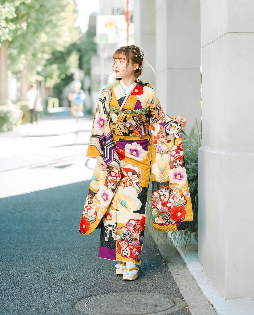 caratt振袖さんのインスタグラム写真 - (caratt振袖Instagram)「前撮り＆振袖レンタルなら　@caratt_furisode  ⁡  \ご予約はプロフィールのリンクから/  　　【ふりそで展示会情報】  ■2023年11月25日(土)・26日(日) 埼玉県／草加マルイ店  ■2023年11月25日(土)・26日(日) 三重県／四日市店  ┈┈┈┈┈┈ ❁ ❁ ❁┈┈┈┈┈┈┈  ⁡ ｰｰｰｰｰｰｰｰｰｰｰｰｰｰｰｰｰｰｰｰｰｰｰｰｰｰｰｰｰｰｰ◯ ⁡ \全国26店舗展開中/ 成人式・卒業式のフォトスタジオです。 ハタチの役立ち情報を発信しています！ ⁡ ゆっくり見直す『保存』 参考になったら『いいね』 もっと見たい！『フォロー』 リクエストは　『コメント』 ⁡ よろしくお願いします🌷 ⁡ キッズフォトスタジオはこちら@studio_caratt ⁡ ◯ｰｰｰｰｰｰｰｰｰｰｰｰｰｰｰｰｰｰｰｰｰｰｰｰｰｰｰｰｰｰｰ ⁡  #振袖ヘア #振袖コーディネート #振袖着付け #成人式振袖 #成人式前撮り」10月30日 17時55分 - caratt_furisode