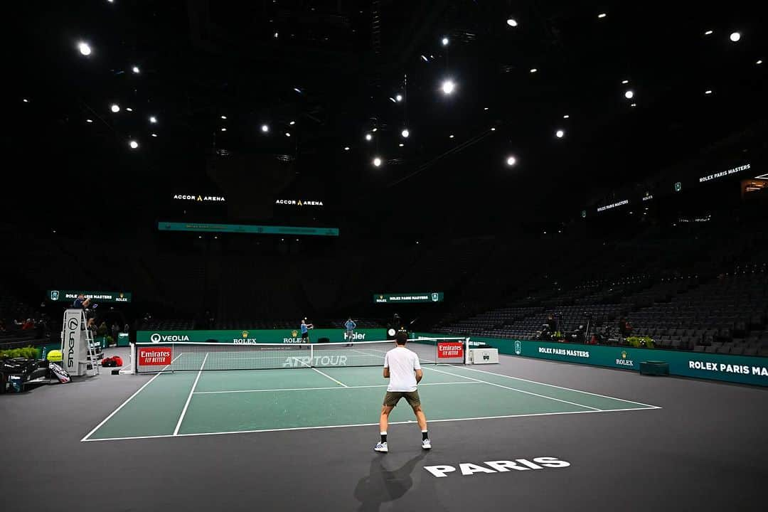 ドミニク・ティエムのインスタグラム：「How my last two days in Paris went 💪 🇫🇷 Happy to have qualified here in Paris!  First round today, let’s go 💪  📸: Julien Crosnier / FFT   @technogym_at @technogym  #fitnesscompanygroup #championstrainwithtechnogym #technogym」