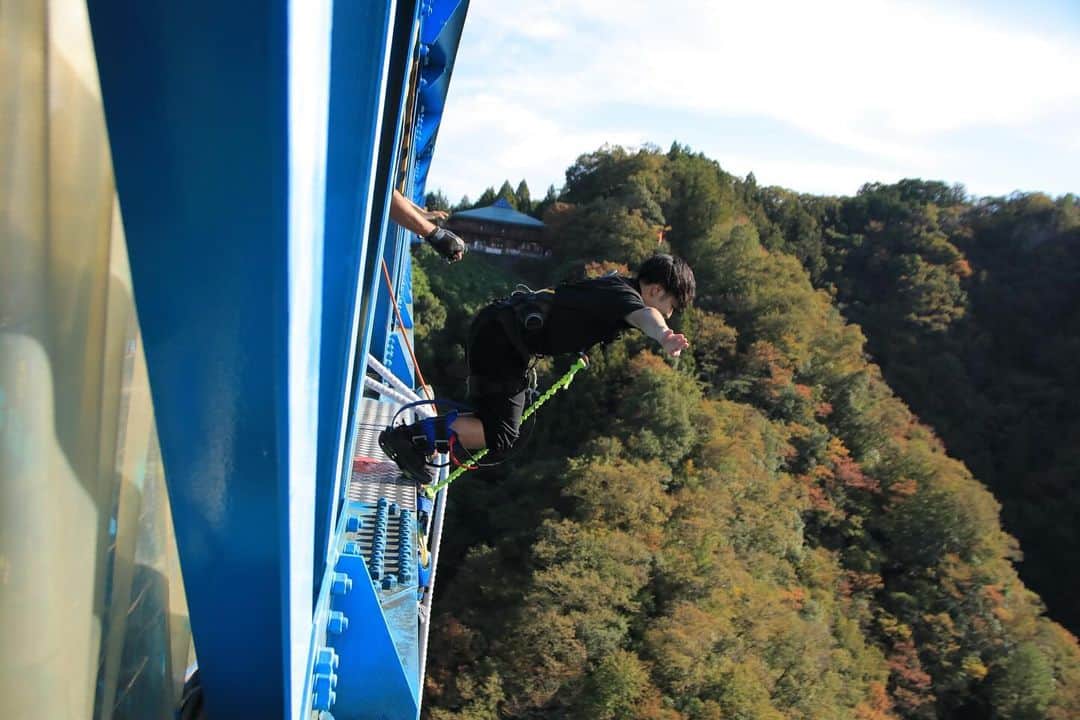 倉島大地さんのインスタグラム写真 - (倉島大地Instagram)「人生初バンジー🐉  飛んだ後の感想としては、  「最高！やって良かった！でも全然人生で一回で大丈夫です！」  #なんでバンジー経験者が絶対やった方がいいよって言ってくるかわかった #めちゃめちゃ他人事だから #笑  #竜神大吊橋 #竜神バンジー  #バンジー #バンジージャンプ」10月30日 18時06分 - kurapi1