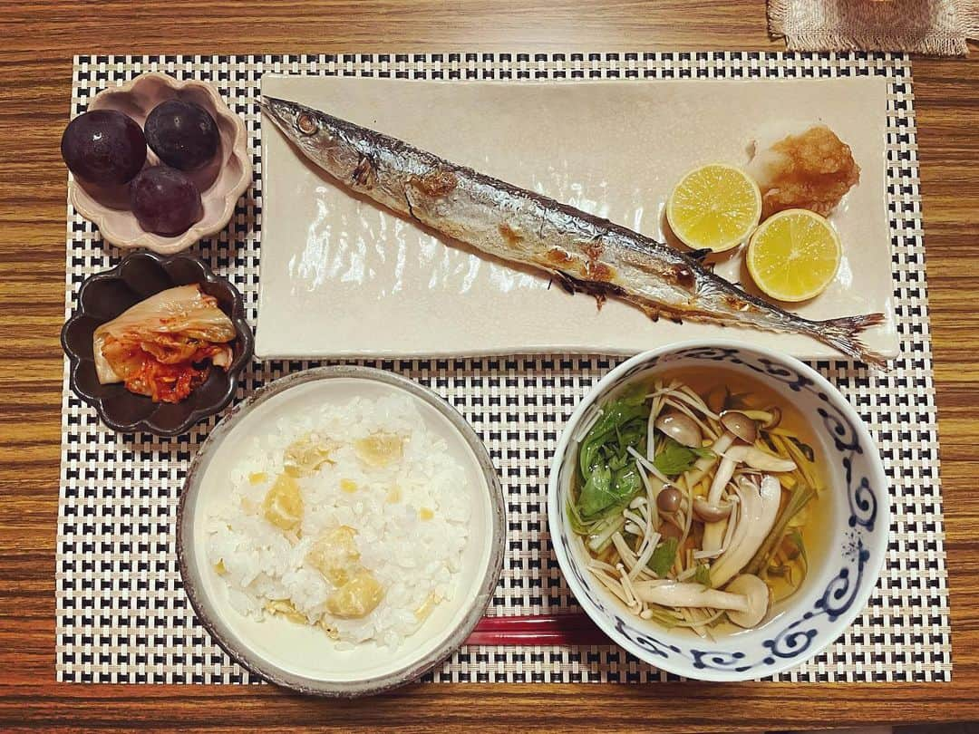 入山法子さんのインスタグラム写真 - (入山法子Instagram)「朝ごはんとか晩ごはんとか。 なにかを取り戻すかのように秋を食しています🍁  ❶さんまを狙ってると見せかけて ❷ブドウに手を出すおツナ。笑 ❸栗ごはん炊いてん。 ❹松茸いただいてん！ ❺シンプルに網焼き… ❻贅沢にしゃぶしゃぶ！(写真分かりづらくてすみません😂) ❼きのこそば。しょうがたっぷり。 ❽沖島ファームさんのピオーネ。キウイと。チーズと。 ❾れんこん、南瓜、とりささみの秋マリネ。 ➓パンケーキ焼くのは特技といって良いと思ってる🥞  あ！っという間に10月も終わりだ。 まだまだ楽しいことしちゃうよ！🍂🍠🍙」10月30日 18時05分 - iriyamanoriko_official