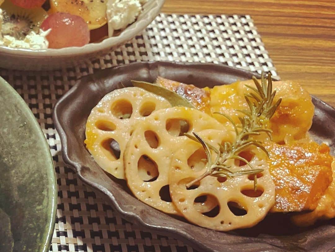 入山法子さんのインスタグラム写真 - (入山法子Instagram)「朝ごはんとか晩ごはんとか。 なにかを取り戻すかのように秋を食しています🍁  ❶さんまを狙ってると見せかけて ❷ブドウに手を出すおツナ。笑 ❸栗ごはん炊いてん。 ❹松茸いただいてん！ ❺シンプルに網焼き… ❻贅沢にしゃぶしゃぶ！(写真分かりづらくてすみません😂) ❼きのこそば。しょうがたっぷり。 ❽沖島ファームさんのピオーネ。キウイと。チーズと。 ❾れんこん、南瓜、とりささみの秋マリネ。 ➓パンケーキ焼くのは特技といって良いと思ってる🥞  あ！っという間に10月も終わりだ。 まだまだ楽しいことしちゃうよ！🍂🍠🍙」10月30日 18時05分 - iriyamanoriko_official
