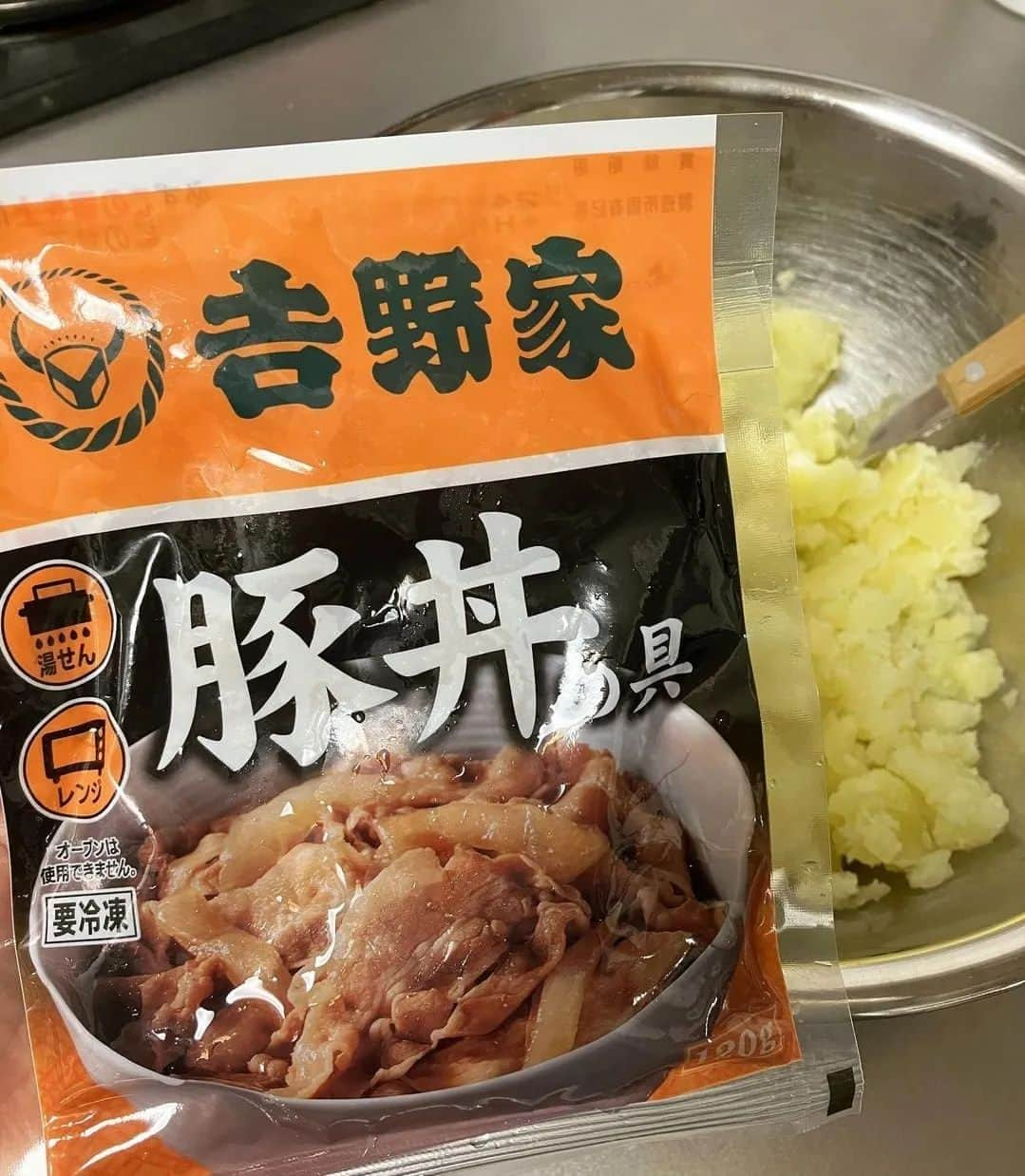 吉野家さんのインスタグラム写真 - (吉野家Instagram)「冷めても美味しい😋お弁当にも👍《豚丼コロッケ》  📣 @brother.hana  さんの 投稿をご紹介！！ ぜひ参考にしてくださいね💗  こんにちは😃 ・ #今日のお弁当 ☆豚丼コロッケ ☆レンチンハム卵 ☆大学芋🍠 ☆無限ピーマン🫑 ☆プチトマト🍅 ☆ごま塩と梅干し ・ @yoshinoya_co_jp 様の #豚丼の具 を使って コロッケ♡ めっちゃ簡単にできるよ👍 ①じゃがいもレンチンして ②柔らかくなったら皮剥いて潰して ③豚丼の具を刻んで投入 今回は2袋使って、汁は1袋分だけ ④よく混ぜて形を整えたら 小麦粉、卵、パン粉をつけて ⑤きつね色になるまで揚げて完成！ ・ 味付けは豚丼の具のみ 濃いめ、薄め、好みがあると思うので 途中味見してくださいね。 朝の揚げたてはたまりません！ お昼、冷めても美味しいので是非❤️ ・. ⁡～～～～～～～～～～～～～～～～～～～  #おうち吉野家 は 忙しいママとパパの味方！  皆さんの#おうち吉野家 を使った レシピをご紹介中🍀 吉野家冷凍食品で カンタンおいしいごはんを楽しもう♪ 定期便注文する人が急増中！の おうち吉野家を ぜひ公式サイトよりお買い求めください☺  公式サイトはプロフィールURLから🔽 @yoshinoya_co_jp  #おうち吉野家  #yoshinoya  #吉野家冷凍豚丼の具  #豚丼 #コロッケ #コロッケ弁当 #弁当レシピ #時短レシピ  #お手軽レシピ #簡単レシピ  #お助けレシピ#アレンジレシピ  #時短ご飯  #肉うまレシピ  #今日のごはん #lunch #美味しいもの好きな人と繋がりたい #肉うまレシピ #お店の味 #簡単レシピ大好き #今日のメニュー」10月30日 18時05分 - yoshinoya_co_jp