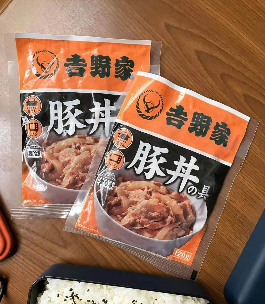 吉野家さんのインスタグラム写真 - (吉野家Instagram)「冷めても美味しい😋お弁当にも👍《豚丼コロッケ》  📣 @brother.hana  さんの 投稿をご紹介！！ ぜひ参考にしてくださいね💗  こんにちは😃 ・ #今日のお弁当 ☆豚丼コロッケ ☆レンチンハム卵 ☆大学芋🍠 ☆無限ピーマン🫑 ☆プチトマト🍅 ☆ごま塩と梅干し ・ @yoshinoya_co_jp 様の #豚丼の具 を使って コロッケ♡ めっちゃ簡単にできるよ👍 ①じゃがいもレンチンして ②柔らかくなったら皮剥いて潰して ③豚丼の具を刻んで投入 今回は2袋使って、汁は1袋分だけ ④よく混ぜて形を整えたら 小麦粉、卵、パン粉をつけて ⑤きつね色になるまで揚げて完成！ ・ 味付けは豚丼の具のみ 濃いめ、薄め、好みがあると思うので 途中味見してくださいね。 朝の揚げたてはたまりません！ お昼、冷めても美味しいので是非❤️ ・. ⁡～～～～～～～～～～～～～～～～～～～  #おうち吉野家 は 忙しいママとパパの味方！  皆さんの#おうち吉野家 を使った レシピをご紹介中🍀 吉野家冷凍食品で カンタンおいしいごはんを楽しもう♪ 定期便注文する人が急増中！の おうち吉野家を ぜひ公式サイトよりお買い求めください☺  公式サイトはプロフィールURLから🔽 @yoshinoya_co_jp  #おうち吉野家  #yoshinoya  #吉野家冷凍豚丼の具  #豚丼 #コロッケ #コロッケ弁当 #弁当レシピ #時短レシピ  #お手軽レシピ #簡単レシピ  #お助けレシピ#アレンジレシピ  #時短ご飯  #肉うまレシピ  #今日のごはん #lunch #美味しいもの好きな人と繋がりたい #肉うまレシピ #お店の味 #簡単レシピ大好き #今日のメニュー」10月30日 18時05分 - yoshinoya_co_jp