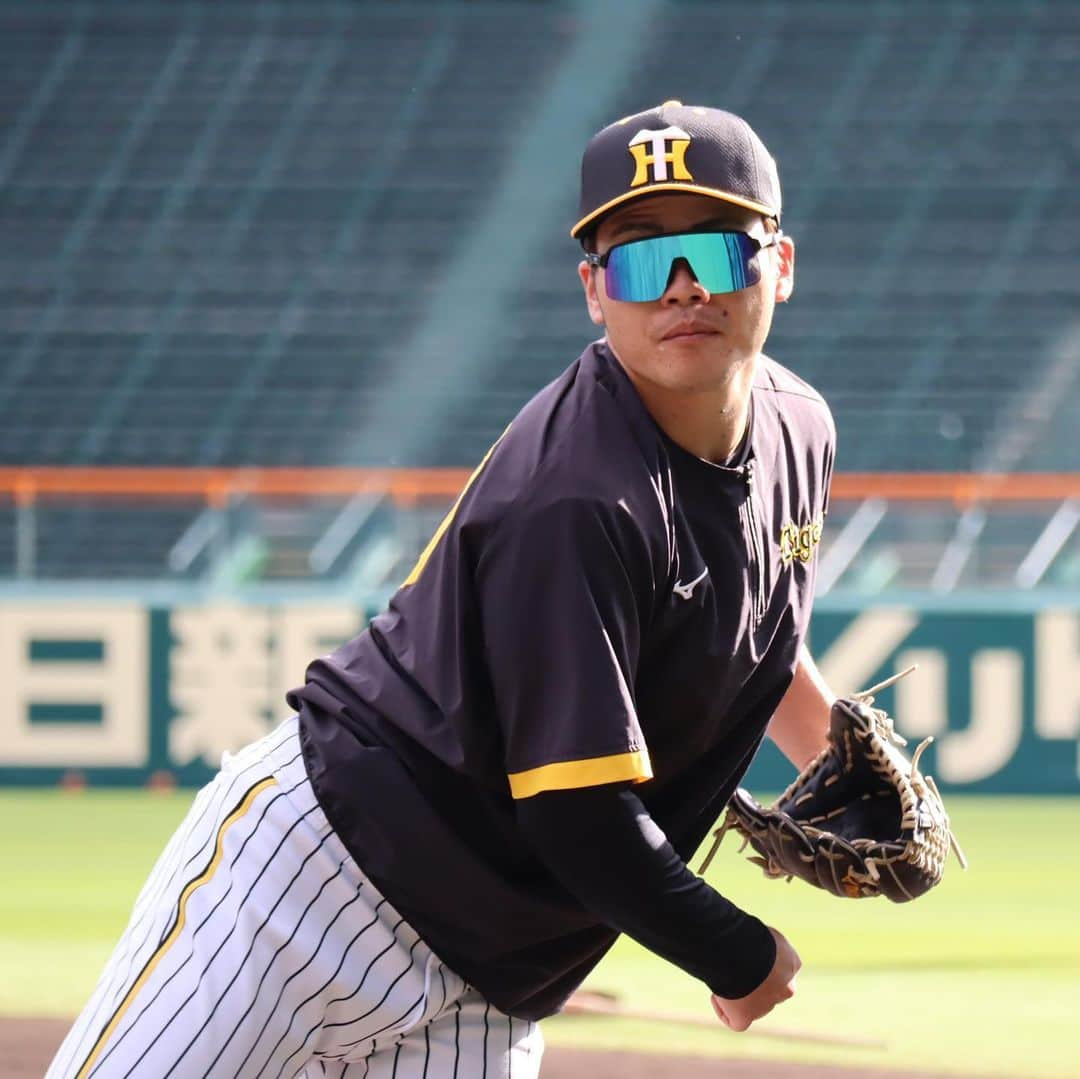 阪神タイガースさんのインスタグラム写真 - (阪神タイガースInstagram)「10月30日、甲子園球場での練習の様子です！ #中野拓夢 選手 #坂本誠志郎 選手 #小野寺暖 選手 #糸原健斗 選手 #熊谷敬宥 選手 #島田海吏 選手 #才木浩人 選手 #大竹耕太郎 選手 #原口文仁 選手 #近本光司 選手 #桐敷拓馬 選手 #阪神タイガース #SMBC日本シリーズ #関西ダービー」10月30日 18時06分 - hanshintigers_official