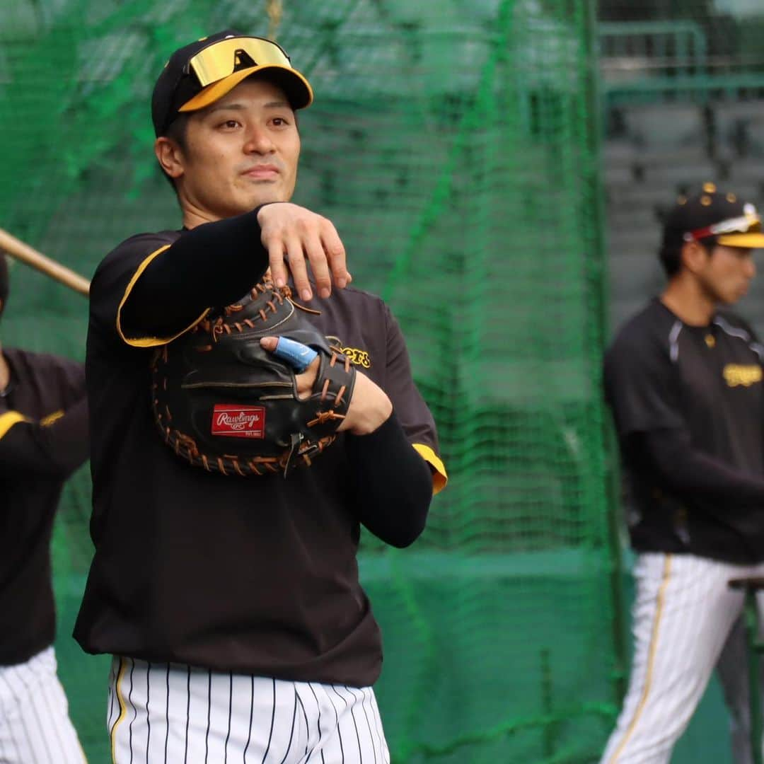 阪神タイガースさんのインスタグラム写真 - (阪神タイガースInstagram)「10月30日、甲子園球場での練習の様子です！ #中野拓夢 選手 #坂本誠志郎 選手 #小野寺暖 選手 #糸原健斗 選手 #熊谷敬宥 選手 #島田海吏 選手 #才木浩人 選手 #大竹耕太郎 選手 #原口文仁 選手 #近本光司 選手 #桐敷拓馬 選手 #阪神タイガース #SMBC日本シリーズ #関西ダービー」10月30日 18時06分 - hanshintigers_official