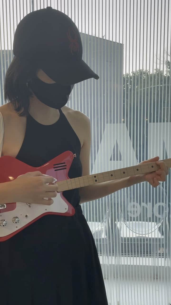 東咲月のインスタグラム：「赤いミニギターかわいい🦞🎸 黒と白のアコースティックギターが うちには眠っています（´-`）.｡oO zZZ」