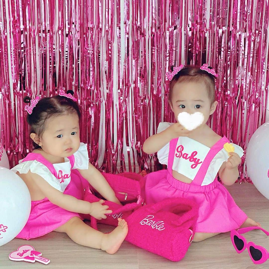 サキ吉のインスタグラム：「Barbie girls👶🏻🎀︎👶🏻 ． ため息でるほど可愛い、、、😭💘 ． ． ．  #新米ママ #女の子ママ #令和4年ベビー  #ママライフ #ママ垢さんと繋がりたい #1歳児ママ #ハロウィンパーティー #ハロウィンコスプレ  #ハロウィン仮装 #halloweencostume  #halloweenparty  #barbiegirl  #barbiecosplay  #バービー  #赤ちゃんとママ  #halloween2023  #バービーケーキ  #barbiecake  #ホームパーティー」