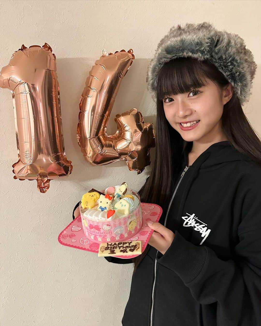豊川亜咲のインスタグラム：「🎉🎂🥳 . 亜咲14歳になりました🧁👏 プレゼント着てかぶったよ💝 Happyすぎる🥳🫶♥️  いつも皆様ありがとうございます💝 14歳もよろしくお願いします🌼💕 #お誕生日#mybirthday #14歳 #アイスケーキ#サーティーワンアイスケーキ  #stussy #ニューエラ #ショコラパブリック」