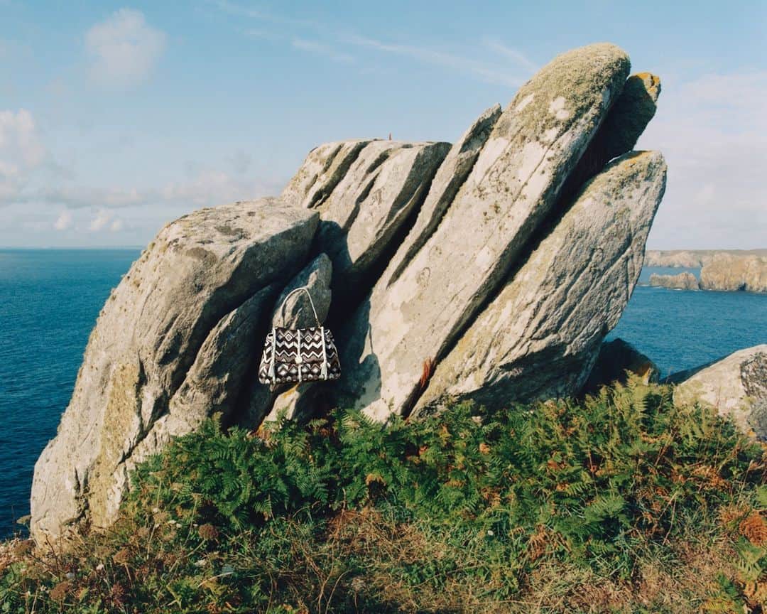 Chloéのインスタグラム：「Crafted from multicoloured knit, the Penelope shoulder bag from the Chloé Mountain capsule collection evokes the spirit of the great outdoors with its abstract pattern resembling snow-capped peaks. The design is finished with the line’s signature details including leather braiding and coin closure.  #ChloeMountain」