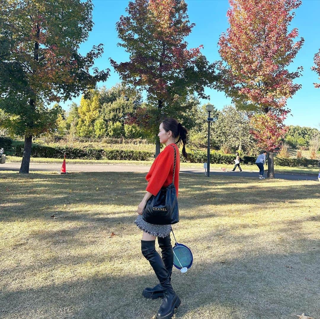 のインスタグラム：「昨日は久しぶりに家族みんながフリーだったから大きな公園へ🍂🏸  バトミントンにボールに縄跳び・グローブまで持って行ったけど施設が充実してて出番なしだった🤭  ハロウィン意識でオレンジニットにツイードset up🎃 ZARAのブーツはとにかく歩きやすくておすすめ🪄  Jacket/skirt @_bluelea_  knitwear @unitedarrows_official  bag @chanelofficial  boots @zara」