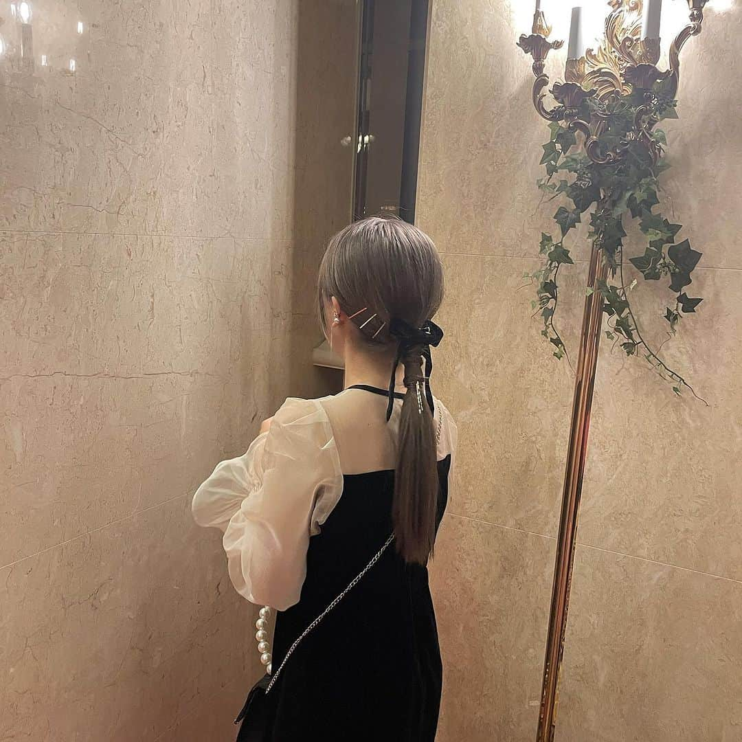 RiLiさんのインスタグラム写真 - (RiLiInstagram)「同窓会やパーティでしたい❣とびきりかわいい【同窓会ヘアアレンジ】🎀🤍  もうすぐ同窓会や二次会がある人必見👀💕 【同窓会ヘアアレンジ】を紹介するよ🪄🪄 特別なイベントだから おしゃれな髪型にしたいよね🪞🫧  リボンを使ったヘアアレンジが人気みたい🎀 金箔をつけると華やかさがぐっとあがるね〰️🫶🏻 是非参考にしてみてね🔍  R i L i 編 集 部 🫧 Editor-chief @aosimmdr Editor @micomy_02 Writer @mi_saki_04   🤍🤍🤍  Special thanks💐 Photo by⁣⁣ p.1 @_mar.c_  p.2 @n_aaa_h  p.3 @yuuuuurria_  p.4 @suzu___hairmake  p.5 @nanamin_pall  p.6 @suzu___hairmake  p.7 @n_aaa_h  p.8 @dityca_rst  p.9 @nanami_pall   RiLiで紹介してもらいたい子は #rili_tokyo を付けてね❕  ⁣  ##お呼ばれヘア #同窓会ヘア #二次会ヘア #ヘアアレ #ヘアアレンジ #オトナヘアアレンジ #結婚式ヘアアレンジ #タイトヘア #ローポニー #編み下ろし #編み下ろしヘアアレンジ #お呼ばれドレス #二次会コーデ #二次会 #同窓会 #同窓会ドレス #シニヨン #タイトレアアレンジ #卒業式ヘア #まとめ髪 #まとめ髪アレンジ #シニヨンヘア #シニヨンヘアアレンジ #ベロアリボン #ベロアリボンアレンジ #リボンアレンジ #ポニーテールアレンジ」10月30日 18時00分 - rili.tokyo