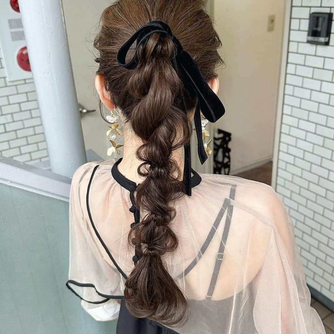 RiLiさんのインスタグラム写真 - (RiLiInstagram)「同窓会やパーティでしたい❣とびきりかわいい【同窓会ヘアアレンジ】🎀🤍  もうすぐ同窓会や二次会がある人必見👀💕 【同窓会ヘアアレンジ】を紹介するよ🪄🪄 特別なイベントだから おしゃれな髪型にしたいよね🪞🫧  リボンを使ったヘアアレンジが人気みたい🎀 金箔をつけると華やかさがぐっとあがるね〰️🫶🏻 是非参考にしてみてね🔍  R i L i 編 集 部 🫧 Editor-chief @aosimmdr Editor @micomy_02 Writer @mi_saki_04   🤍🤍🤍  Special thanks💐 Photo by⁣⁣ p.1 @_mar.c_  p.2 @n_aaa_h  p.3 @yuuuuurria_  p.4 @suzu___hairmake  p.5 @nanamin_pall  p.6 @suzu___hairmake  p.7 @n_aaa_h  p.8 @dityca_rst  p.9 @nanami_pall   RiLiで紹介してもらいたい子は #rili_tokyo を付けてね❕  ⁣  ##お呼ばれヘア #同窓会ヘア #二次会ヘア #ヘアアレ #ヘアアレンジ #オトナヘアアレンジ #結婚式ヘアアレンジ #タイトヘア #ローポニー #編み下ろし #編み下ろしヘアアレンジ #お呼ばれドレス #二次会コーデ #二次会 #同窓会 #同窓会ドレス #シニヨン #タイトレアアレンジ #卒業式ヘア #まとめ髪 #まとめ髪アレンジ #シニヨンヘア #シニヨンヘアアレンジ #ベロアリボン #ベロアリボンアレンジ #リボンアレンジ #ポニーテールアレンジ」10月30日 18時00分 - rili.tokyo