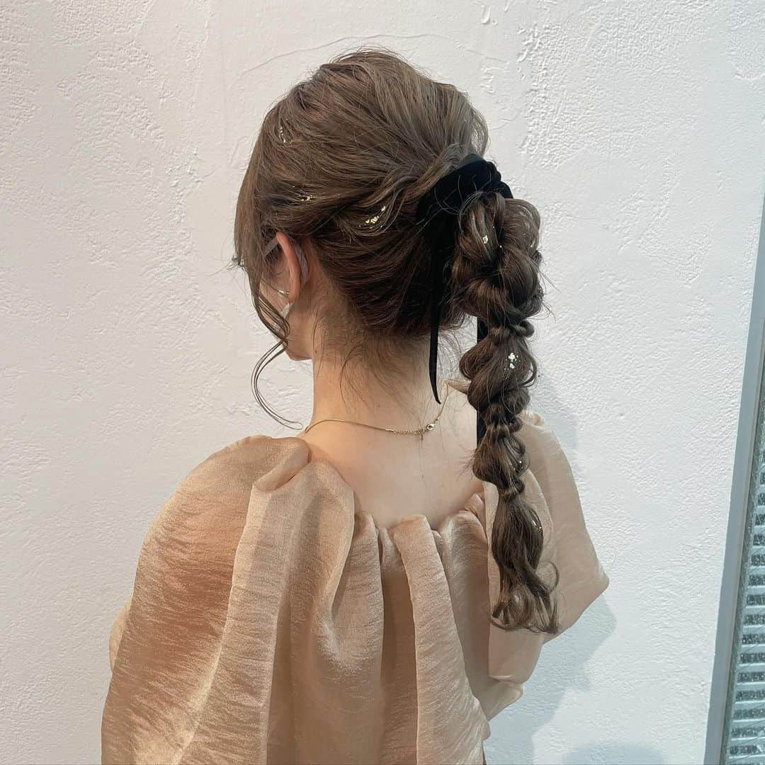 RiLiさんのインスタグラム写真 - (RiLiInstagram)「同窓会やパーティでしたい❣とびきりかわいい【同窓会ヘアアレンジ】🎀🤍  もうすぐ同窓会や二次会がある人必見👀💕 【同窓会ヘアアレンジ】を紹介するよ🪄🪄 特別なイベントだから おしゃれな髪型にしたいよね🪞🫧  リボンを使ったヘアアレンジが人気みたい🎀 金箔をつけると華やかさがぐっとあがるね〰️🫶🏻 是非参考にしてみてね🔍  R i L i 編 集 部 🫧 Editor-chief @aosimmdr Editor @micomy_02 Writer @mi_saki_04   🤍🤍🤍  Special thanks💐 Photo by⁣⁣ p.1 @_mar.c_  p.2 @n_aaa_h  p.3 @yuuuuurria_  p.4 @suzu___hairmake  p.5 @nanamin_pall  p.6 @suzu___hairmake  p.7 @n_aaa_h  p.8 @dityca_rst  p.9 @nanami_pall   RiLiで紹介してもらいたい子は #rili_tokyo を付けてね❕  ⁣  ##お呼ばれヘア #同窓会ヘア #二次会ヘア #ヘアアレ #ヘアアレンジ #オトナヘアアレンジ #結婚式ヘアアレンジ #タイトヘア #ローポニー #編み下ろし #編み下ろしヘアアレンジ #お呼ばれドレス #二次会コーデ #二次会 #同窓会 #同窓会ドレス #シニヨン #タイトレアアレンジ #卒業式ヘア #まとめ髪 #まとめ髪アレンジ #シニヨンヘア #シニヨンヘアアレンジ #ベロアリボン #ベロアリボンアレンジ #リボンアレンジ #ポニーテールアレンジ」10月30日 18時00分 - rili.tokyo