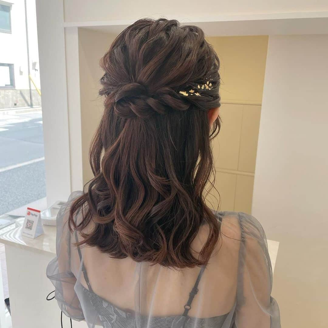 RiLiさんのインスタグラム写真 - (RiLiInstagram)「同窓会やパーティでしたい❣とびきりかわいい【同窓会ヘアアレンジ】🎀🤍  もうすぐ同窓会や二次会がある人必見👀💕 【同窓会ヘアアレンジ】を紹介するよ🪄🪄 特別なイベントだから おしゃれな髪型にしたいよね🪞🫧  リボンを使ったヘアアレンジが人気みたい🎀 金箔をつけると華やかさがぐっとあがるね〰️🫶🏻 是非参考にしてみてね🔍  R i L i 編 集 部 🫧 Editor-chief @aosimmdr Editor @micomy_02 Writer @mi_saki_04   🤍🤍🤍  Special thanks💐 Photo by⁣⁣ p.1 @_mar.c_  p.2 @n_aaa_h  p.3 @yuuuuurria_  p.4 @suzu___hairmake  p.5 @nanamin_pall  p.6 @suzu___hairmake  p.7 @n_aaa_h  p.8 @dityca_rst  p.9 @nanami_pall   RiLiで紹介してもらいたい子は #rili_tokyo を付けてね❕  ⁣  ##お呼ばれヘア #同窓会ヘア #二次会ヘア #ヘアアレ #ヘアアレンジ #オトナヘアアレンジ #結婚式ヘアアレンジ #タイトヘア #ローポニー #編み下ろし #編み下ろしヘアアレンジ #お呼ばれドレス #二次会コーデ #二次会 #同窓会 #同窓会ドレス #シニヨン #タイトレアアレンジ #卒業式ヘア #まとめ髪 #まとめ髪アレンジ #シニヨンヘア #シニヨンヘアアレンジ #ベロアリボン #ベロアリボンアレンジ #リボンアレンジ #ポニーテールアレンジ」10月30日 18時00分 - rili.tokyo