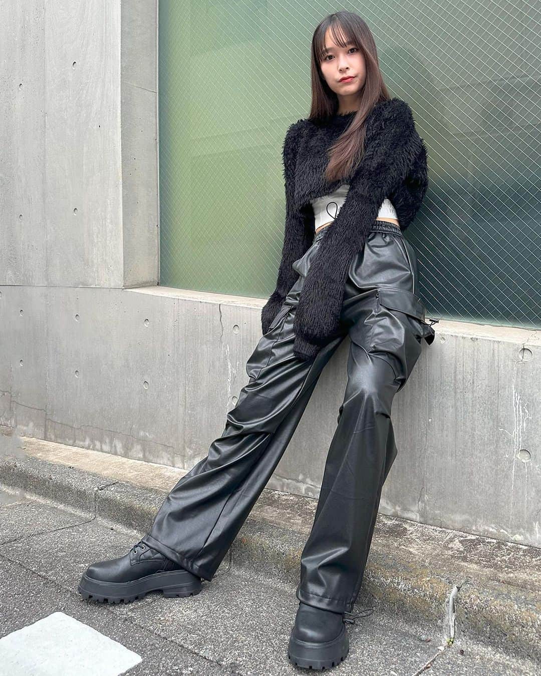 のインスタグラム：「【𝐂𝐨𝐦𝐢𝐧𝐠𝐒𝐨𝐨𝐧𝐈𝐓𝐄𝐌】 ⁡ ⁡ ✔︎︎︎︎フェイクレザーカーゴパンツ color/BLACK price/¥7,920 今週発売予定🔗 ⁡ ■ポイント トレンドライクなカーゴパンツにレザー素材が登場！ ⁡ ■ディティール ウエストゴムでリラックス感のあるカーゴパンツ。 レザー素材で光沢がある為コーデの主役級なアイテムです。 裾とポケット口にドロストがついているので少し絞って着用するとよりボリューム感が出せます。 ⁡ ■スタイリング シルエットにボリュームがあるのでタイトトップスやショート丈のトップスと合わせると◎ ⁡ -————————————— ⁡ ⁡ ⁡ #ENVYM #2023AW」