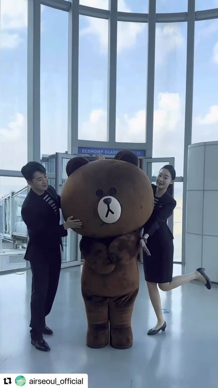 LINE FRIENDSのインスタグラム：「Let’s travel around the world with BROWN ✈️ Share this reels to your trip mate! ☀️  #라인프렌즈 #LINEFRIENDS #BROWN #브라운 #minini #미니니 #mininiworld #미니니월드 #airseoul #에어서울 #승무원 #에어서울승무원 #에어서울비행기」