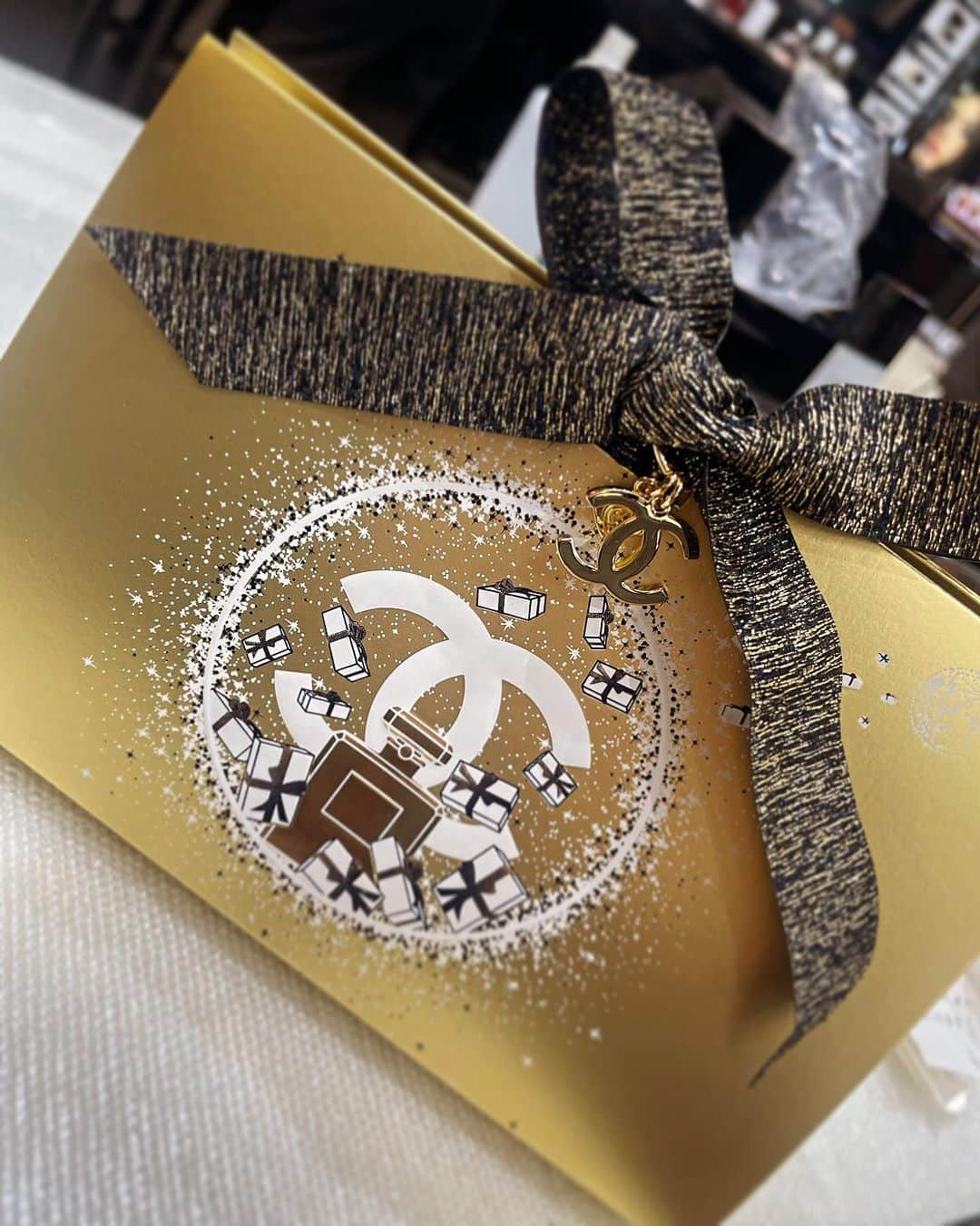 明星優花のインスタグラム：「CHANELでのお買い物💕 今ラッピングにチャームがついてて可愛い😍  #CHANEL #プレゼント #プレゼントにおすすめ」